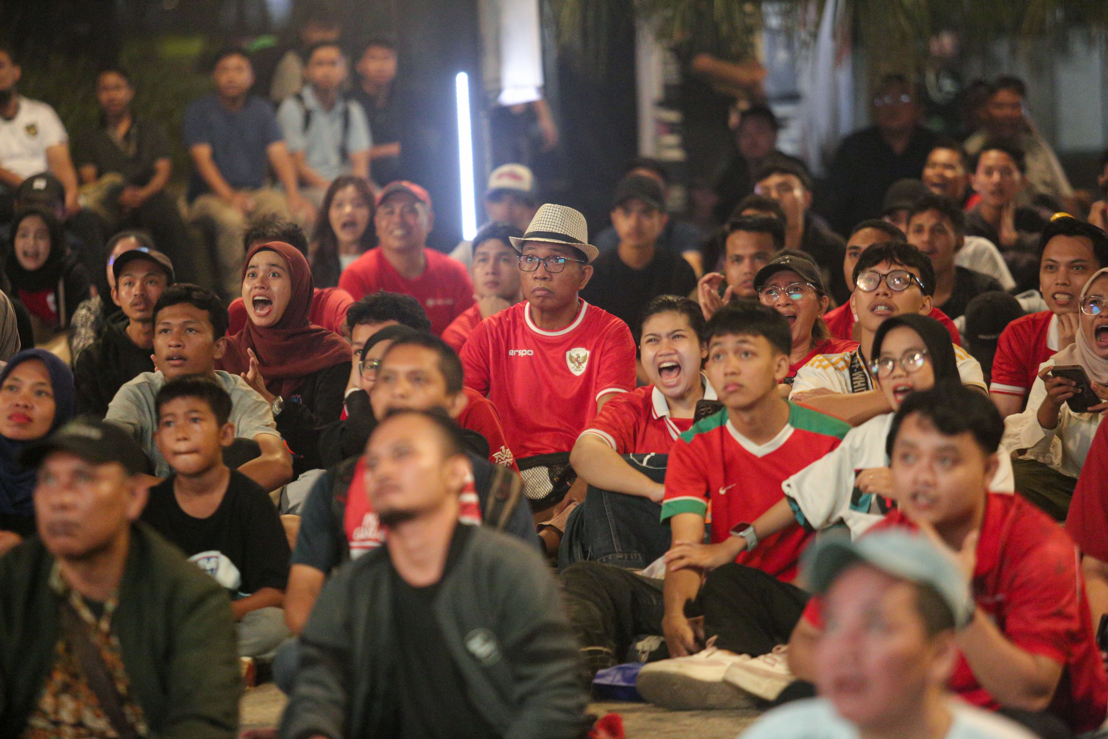 Warga menyaksikan pertandingan Grup C Putaran Ketiga Kualifikasi Piala Dunia 2026 Zona Asia antara Timnas Indonesia melawan Jepang melalui videotron di kawasan Stadion Utama Gelora Bung Karno, Jakarta, Selasa (10/6/2025). Nonton bareng tersebut digelar untuk memberikan dukungan kepada Timnas Indonesia.