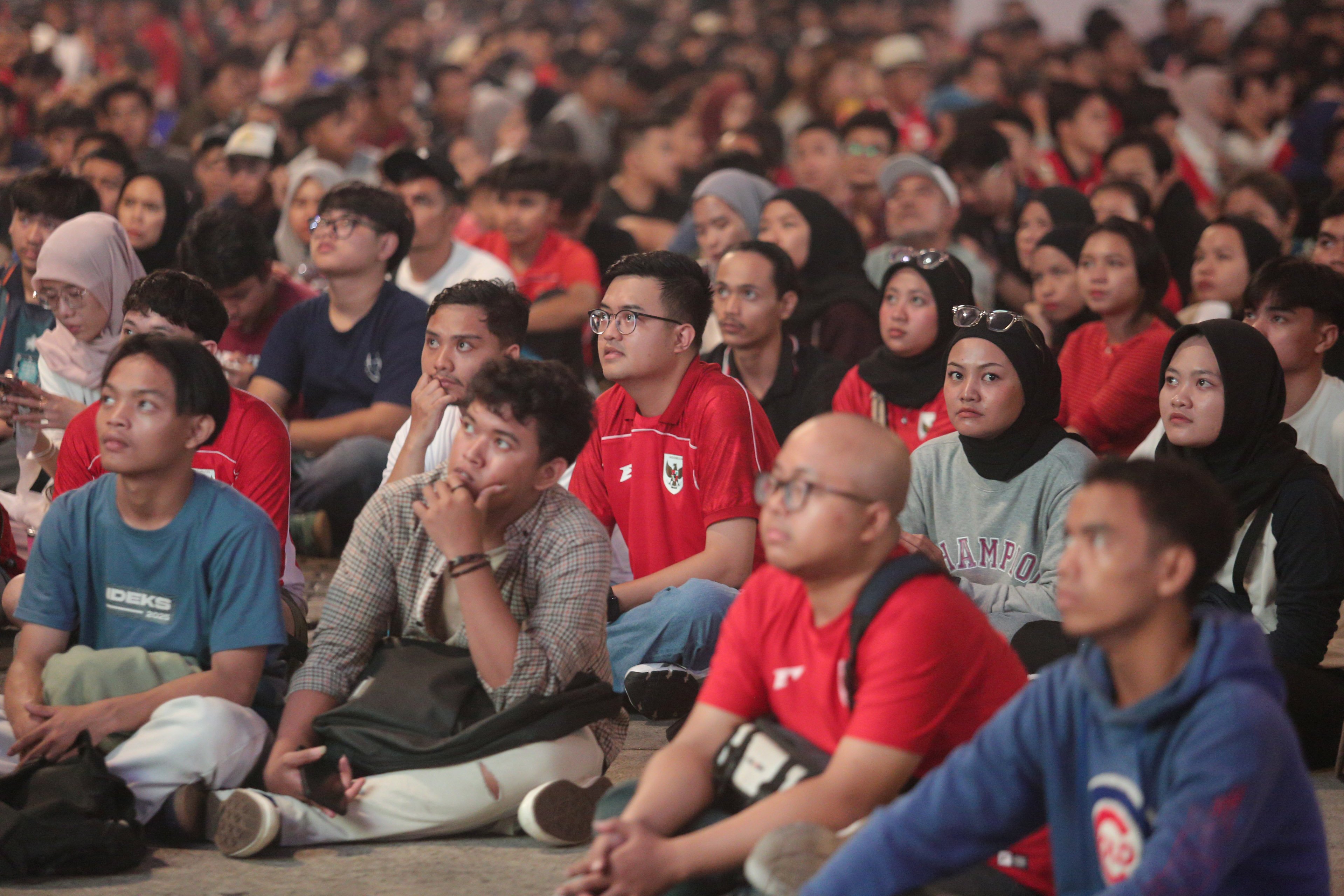 Warga menyaksikan pertandingan Grup C Putaran Ketiga Kualifikasi Piala Dunia 2026 Zona Asia antara Timnas Indonesia melawan Jepang melalui videotron di kawasan Stadion Utama Gelora Bung Karno, Jakarta, Selasa (10/6/2025). Nonton bareng tersebut digelar untuk memberikan dukungan kepada Timnas Indonesia.