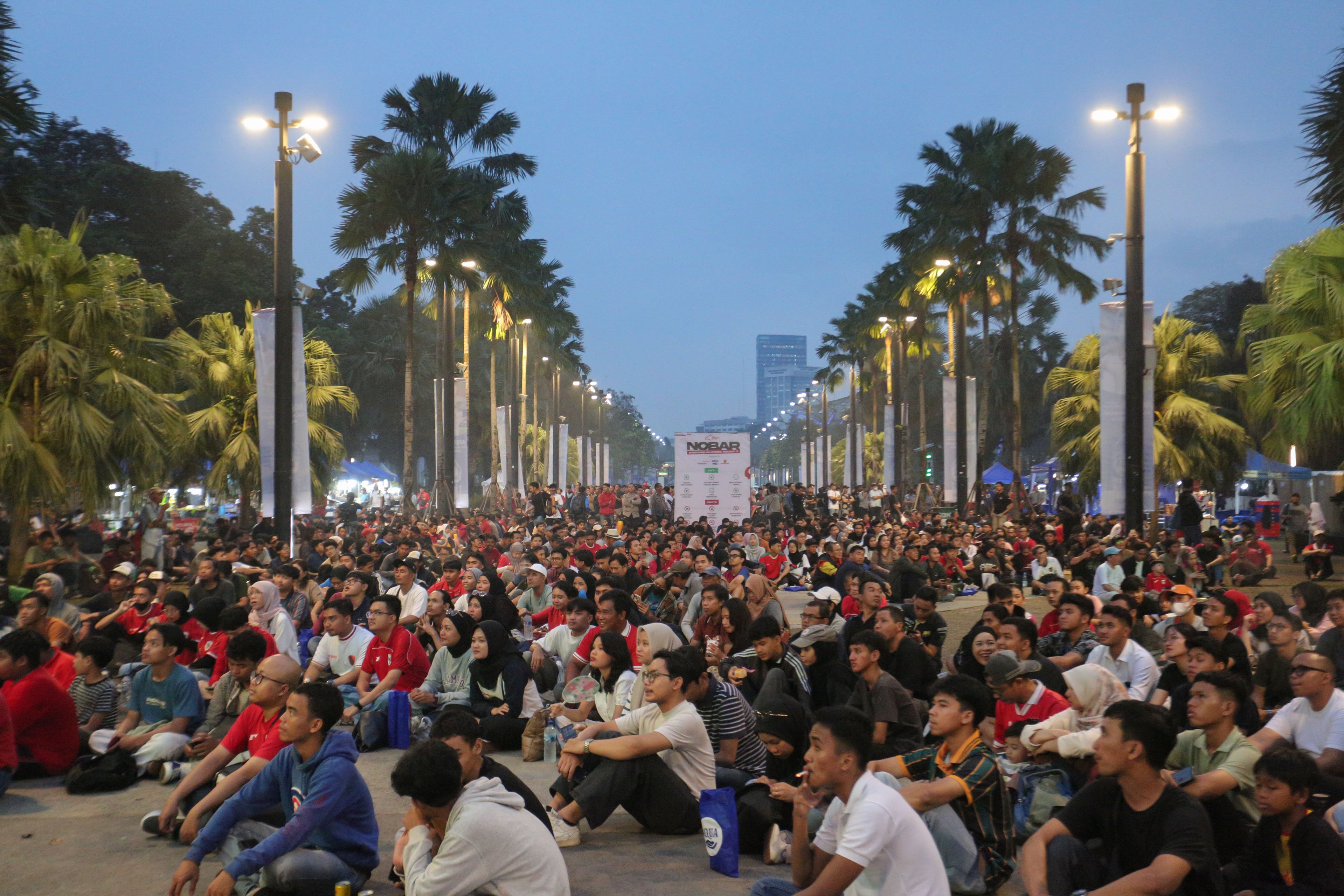 Suasana nonton bareng pertandingan Grup C Putaran Ketiga Kualifikasi Piala Dunia 2026 Zona Asia antara Timnas Indonesia melawan Jepang melalui videotron di kawasan Stadion Utama Gelora Bung Karno, Jakarta, Selasa (10/6/2025). Nonton bareng tersebut digelar untuk memberikan dukungan kepada Timnas Indonesia.