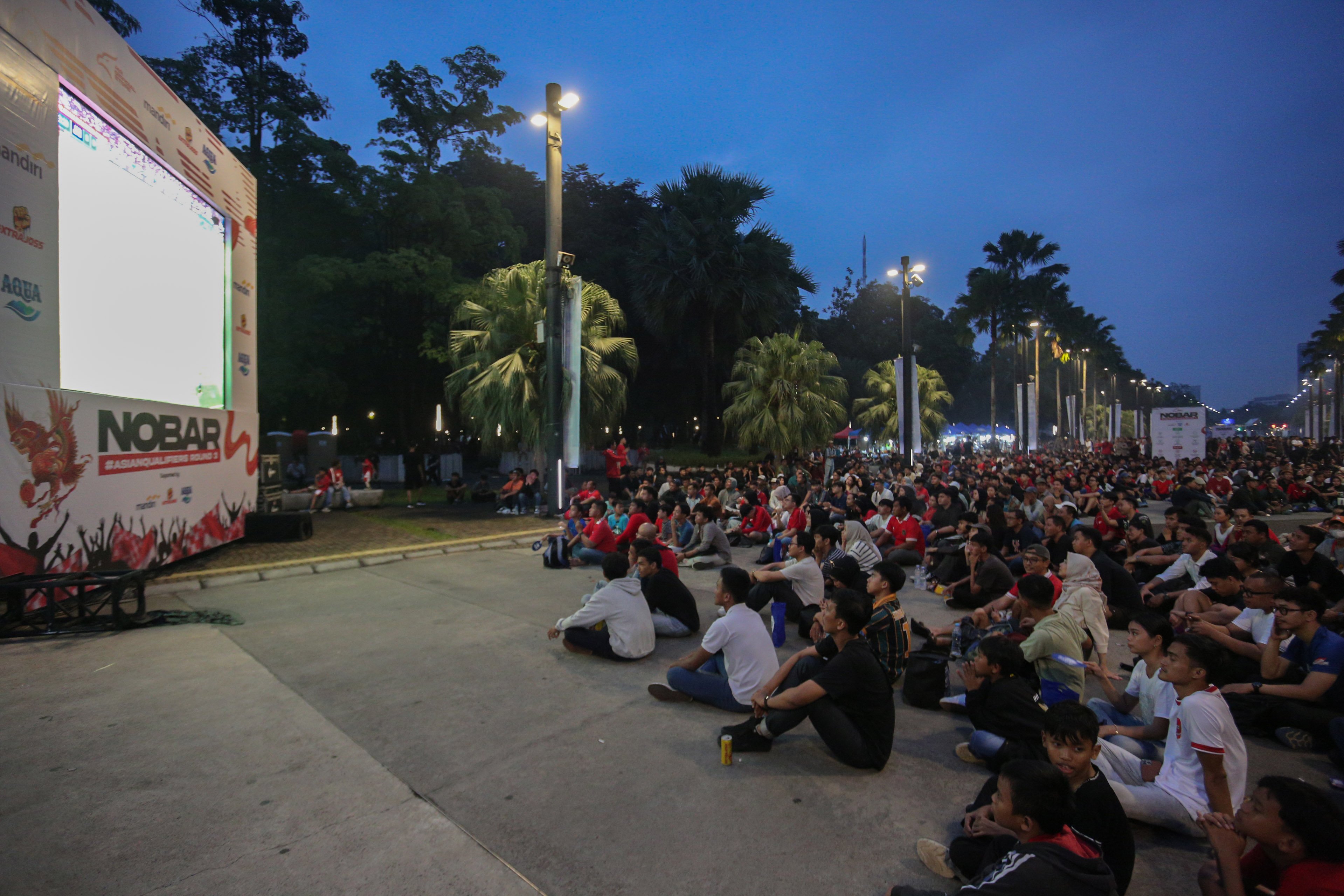 Warga menyaksikan pertandingan Grup C Putaran Ketiga Kualifikasi Piala Dunia 2026 Zona Asia antara Timnas Indonesia melawan Jepang melalui videotron di kawasan Stadion Utama Gelora Bung Karno, Jakarta, Selasa (10/6/2025). Nonton bareng tersebut digelar untuk memberikan dukungan kepada Timnas Indonesia.