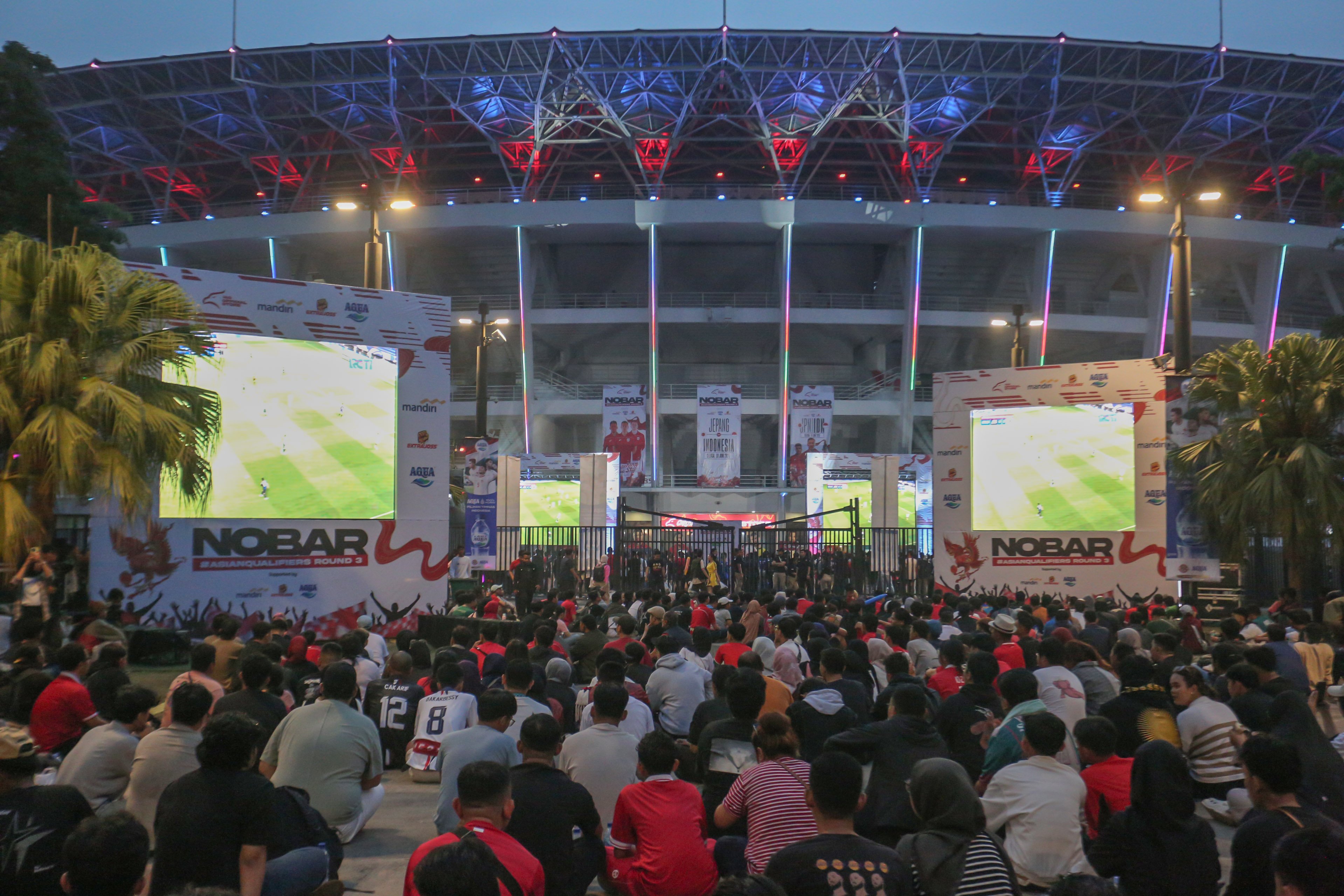 Warga menyaksikan pertandingan Grup C Putaran Ketiga Kualifikasi Piala Dunia 2026 Zona Asia antara Timnas Indonesia melawan Jepang melalui videotron di kawasan Stadion Utama Gelora Bung Karno, Jakarta, Selasa (10/6/2025). Nonton bareng tersebut digelar untuk memberikan dukungan kepada Timnas Indonesia.