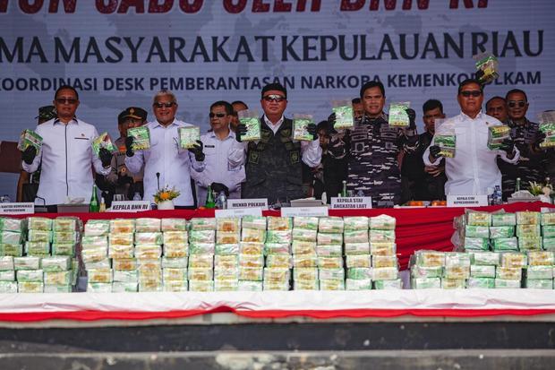 Menko Polkam Budi Gunawan (tengah) bersama Kepala Badan Narkotika Nasional (BNN) Irjen Pol Marthinus Hukom (kedua kiri), Kepala Staf Kepresidenan Anto Mukti Putranto (kanan), Kepala Staf Angkatan Laut Laksamana TNI Muhammad Ali (kedua kanan) dan Kepala Kantor Komunikasi Kepresidenan Hasan Nasbi (kiri) memperlihatkan ang bukti kejahatan kasus penyelupan sabu-sabu sebelum dimusnahkan dalam kegiatan Pesta Rakyat Antinarkoba di alun-alun dataran Engku Putri, Batam, Kepulauan Riau, Kamis (12/6/2025).
