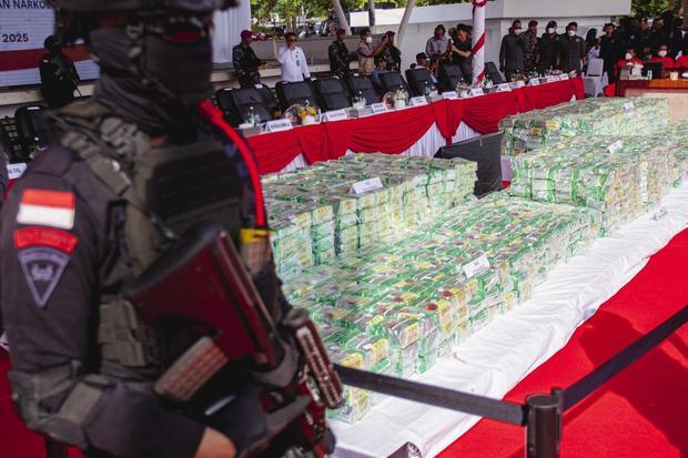 Personel Brimob berjaga didekat sejumlah ang bukti kejahatan kasus penyelundupan sabu-sabu sebelum dimusnahkan didalam kegiatan Pesta Rakyat Antinarkoba di alun-alun dataran Engku Putri, Batam, Kepulauan Riau, Kamis (12/6/2025). Dalam kegiatan tersebut, BNN memusnahkan 2 ton sabu-sabu hasil sitaan dari enam orang tersangka jaringan narkotika internasional Asia Tenggara sebagai bagian dari upaya mengedukasi masyarakat sekaligus meningkatkan kesadaran akan bahaya penyalahgunaan narkoba.