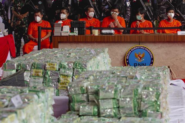 Enam orang tersangka beserta ang bukti kejahatan kasus penyelundupan sabu-sabu dihadirkan dalam kegiatan Pesta Rakyat Antinarkoba di alun-alun dataran Engku Putri, Batam, Kepulauan Riau, Kamis (12/6/2025). Dalam kegiatan tersebut, BNN memusnahkan 2 ton sabu-sabu hasil sitaan dari enam orang tersangka jaringan narkotika internasional Asia Tenggara sebagai bagian dari upaya mengedukasi masyarakat sekaligus meningkatkan kesadaran akan bahaya penyalahgunaan narkoba.