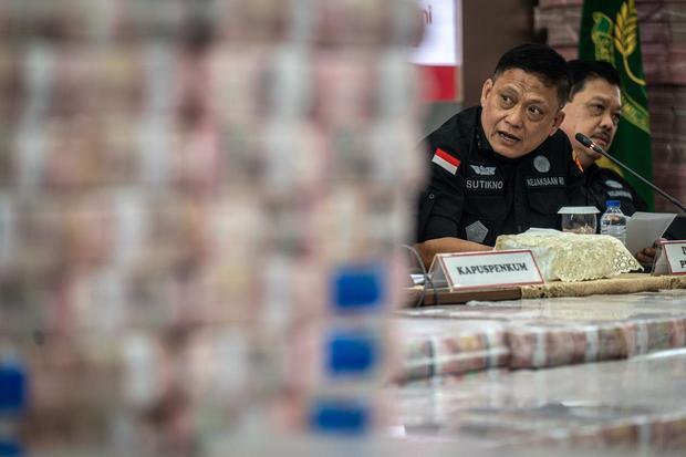 Direktur Penuntutan Kejaksaan Agung Sutikno (kiri) menyampaikan keterangan saat konferensi pers kasus korupsi ekspor crude palm oil (CPO) di Gedung Bundar Jampidus Kejaksaaan Agung (Kejagung), Jakarta, Selasa (17/6/2025). Kejagung menyita Rp11,8 triliun lebih yang merupakan penyerahan dari lima terdakwa korporasi dalam Wilmar Group terkait kasus korupsi ekspor CPO.