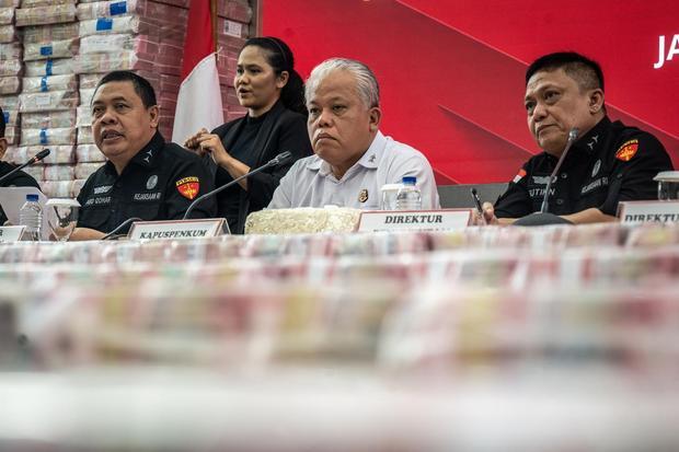 Direktur Penyidikan Jampidsus Abdul Qohar (kiri) didampingi Direktur Penuntutan Kejaksaan Agung Sutikno (kanan) dan Kepala Pusat penerangan Hukum (Kapuspenkum) Harli Siregar (tengah) menyampaikan keterangan saat konferensi pers kasus korupsi ekspor crude palm oil (CPO) di Gedung Bundar Jampidus Kejaksaaan Agung (Kejagung), Jakarta, Selasa (17/6/2025). Kejagung menyita Rp11,8 triliun lebih yang merupakan penyerahan dari lima terdakwa korporasi dalam Wilmar Group terkait kasus korupsi ekspor CPO.