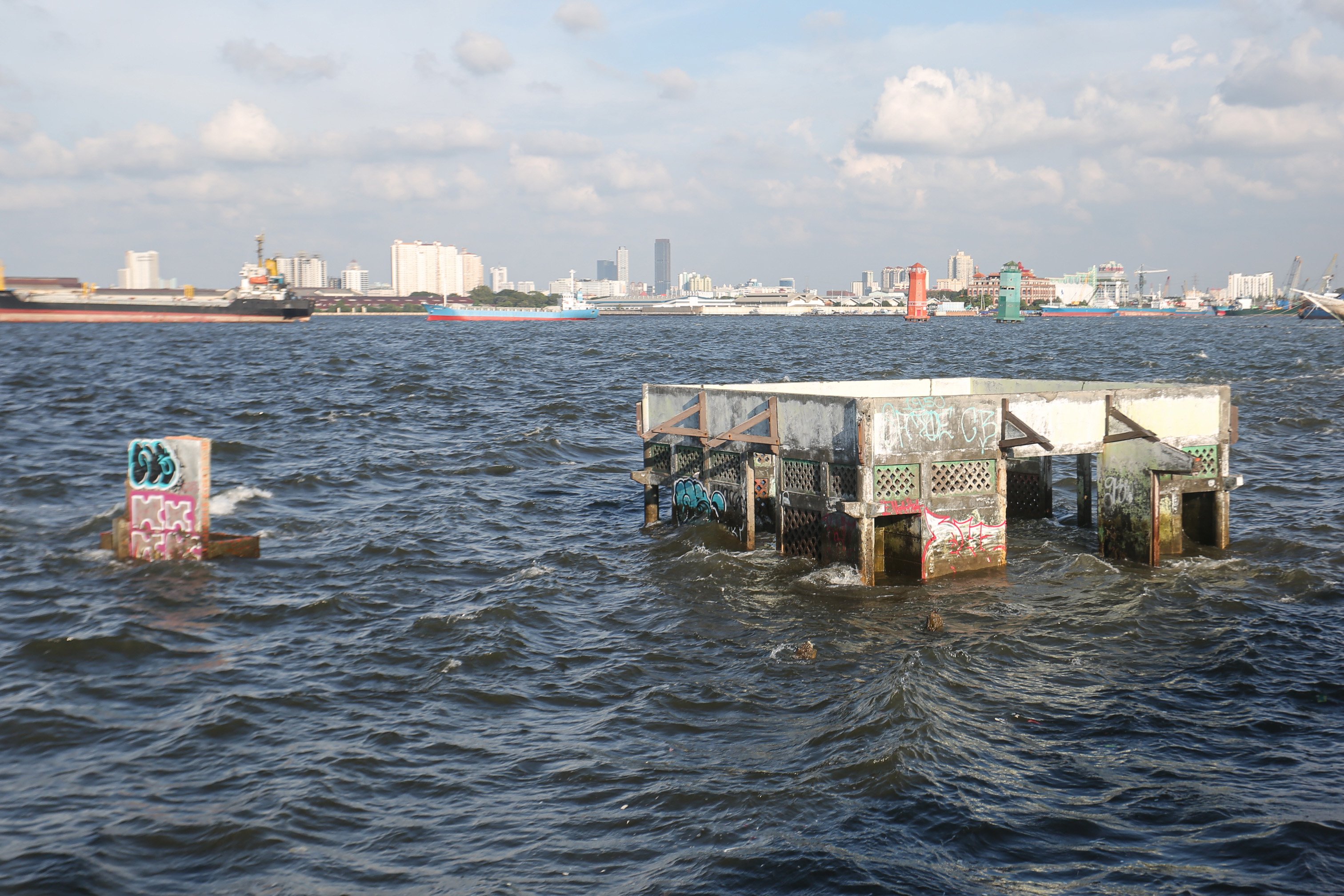 Masjid Wal Adhuna yang sudah terendam air laut di kawasan Muara Baru, Penjaringan, Jakarta Utara, Senin (17/6/2025). Pemerintah Provinsi DKI Jakarta akan menggunakan surplus Anggaran Pendapatan dan Belanja Daerah (APBD) dan pendapatan dari pengolahan sampah menjadi energi listrik untuk membiayai pembangunan Giant Sea Wall atau tanggul laut raksasa.