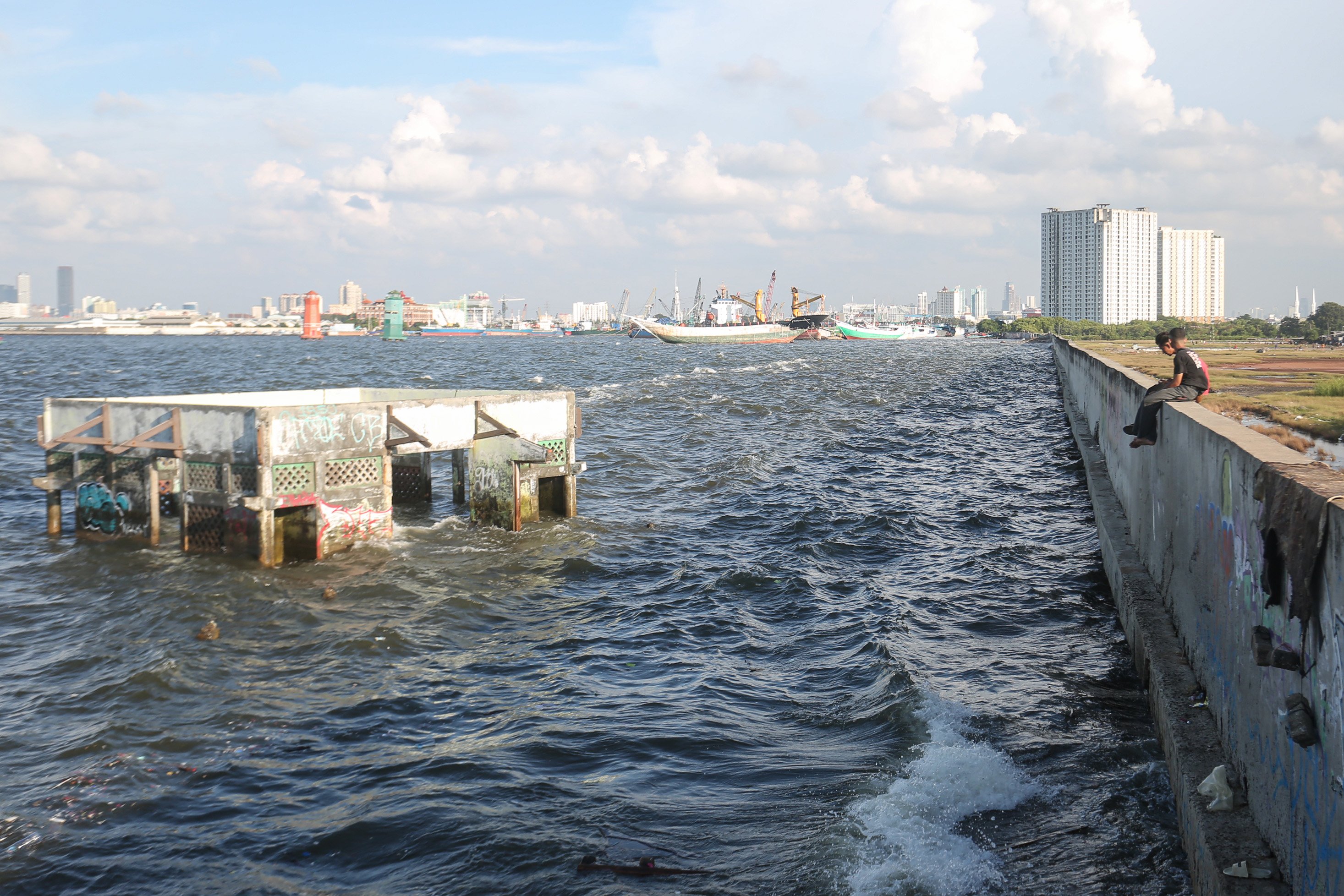 Tanggul laut yang berdiri di kawasan Muara Baru, Penjaringan, Jakarta Utara, Senin (17/6/2025). Pemerintah Provinsi DKI Jakarta akan menggunakan surplus Anggaran Pendapatan dan Belanja Daerah (APBD) dan pendapatan dari pengolahan sampah menjadi energi listrik untuk membiayai pembangunan Giant Sea Wall atau tanggul laut raksasa.