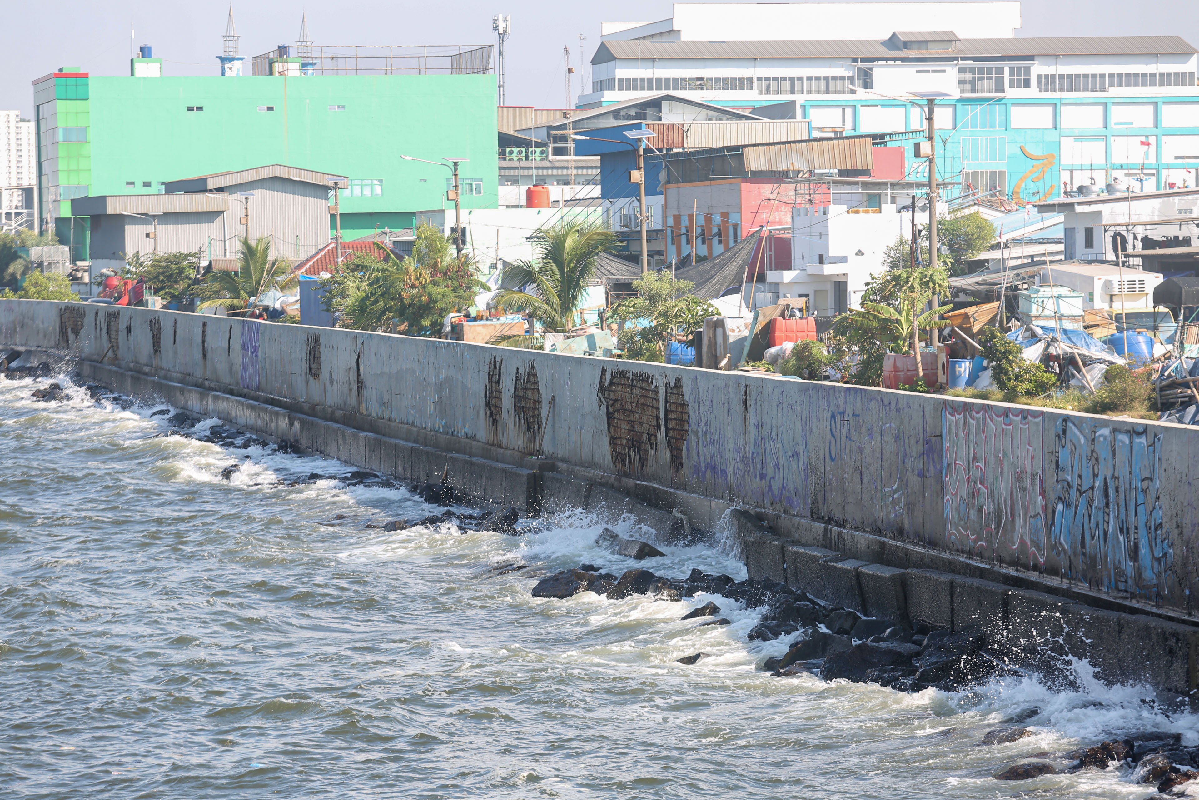 Tanggul laut yang berdiri di kawasan Muara Baru, Penjaringan, Jakarta Utara, Senin (17/6/2025). Pemerintah Provinsi DKI Jakarta akan menggunakan surplus Anggaran Pendapatan dan Belanja Daerah (APBD) dan pendapatan dari pengolahan sampah menjadi energi listrik untuk membiayai pembangunan Giant Sea Wall atau tanggul laut raksasa. 