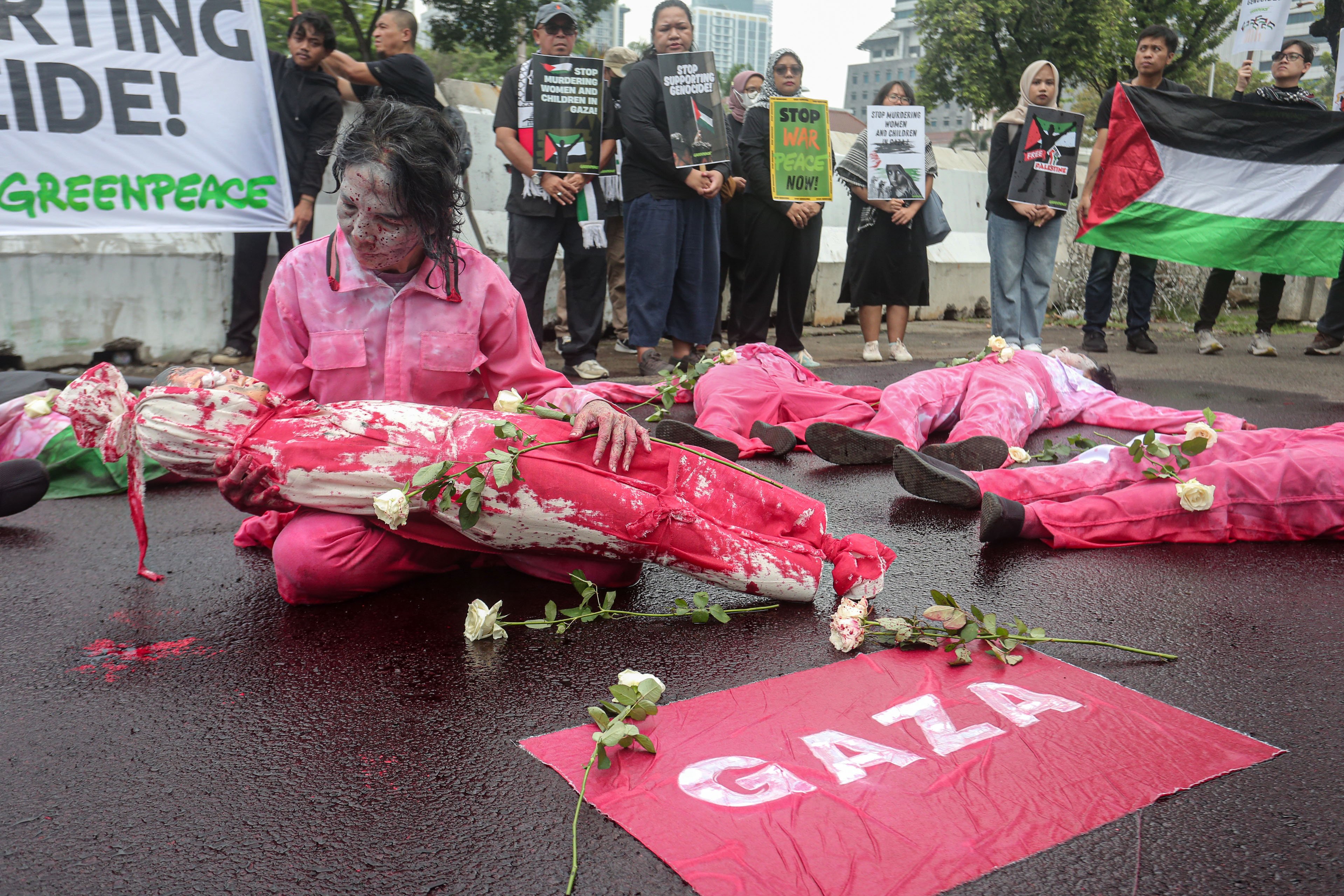 Aktivis Greenpeace Indonesia melakukan aksi teatrikal saat menggelar aksi solidaritas untuk masyarakat Gaza di depan Kedutaan Besar Amerika Serikat, Jakarta, Kamis (19/6/2025). Dalam aksinya tersebut mereka menyerukan kepada semua pihak termasuk pemerintah Amerika Serikat untuk bekerja sama dalam upaya menghentikan genosida di Palestina yang dilakukan oleh Israel.