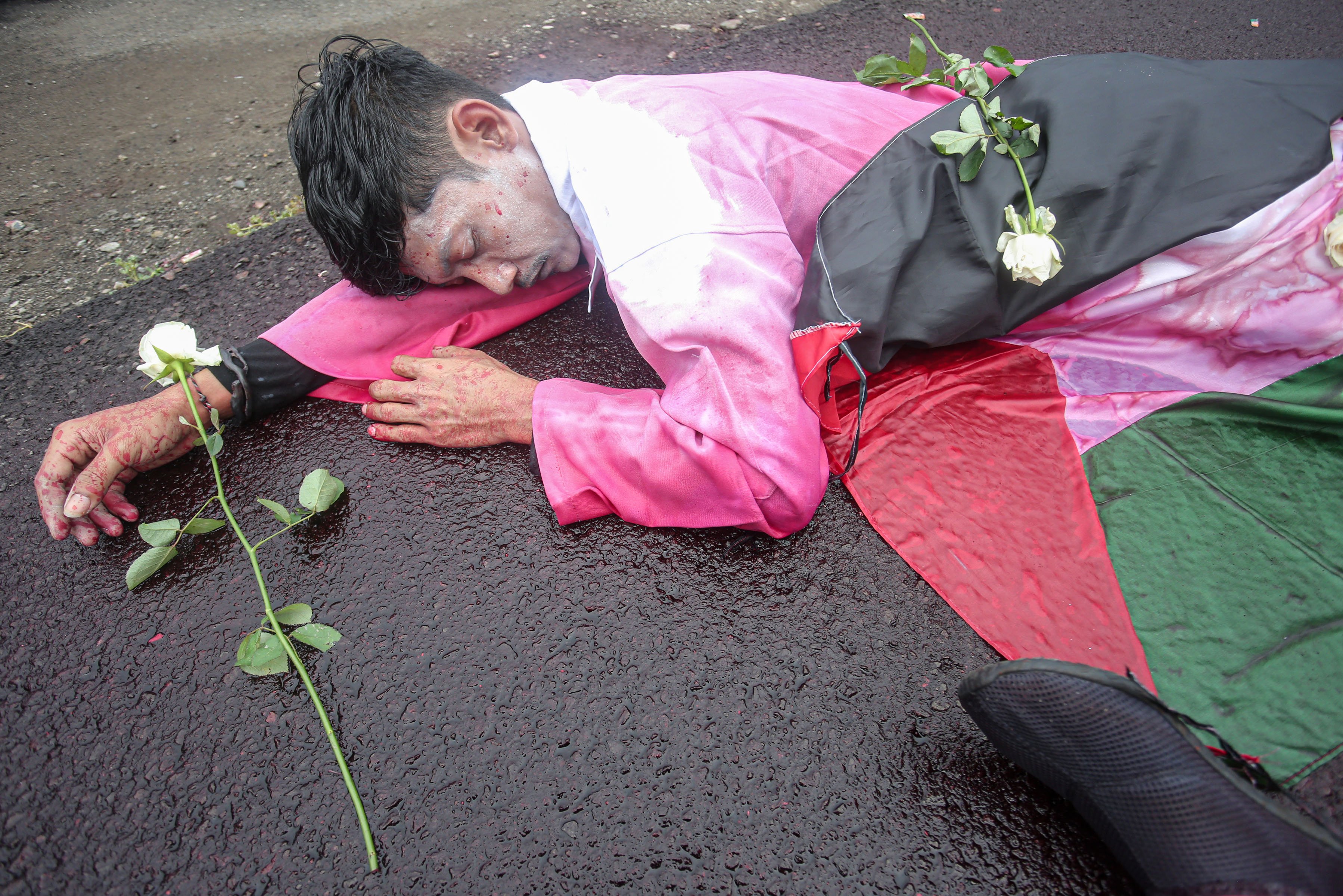 Aktivis Greenpeace Indonesia melakukan aksi teatrikal saat menggelar aksi solidaritas untuk masyarakat Gaza di depan Kedutaan Besar Amerika Serikat, Jakarta, Kamis (19/6/2025). Dalam aksinya tersebut mereka menyerukan kepada semua pihak termasuk pemerintah Amerika Serikat untuk bekerja sama dalam upaya menghentikan genosida di Palestina yang dilakukan oleh Israel.