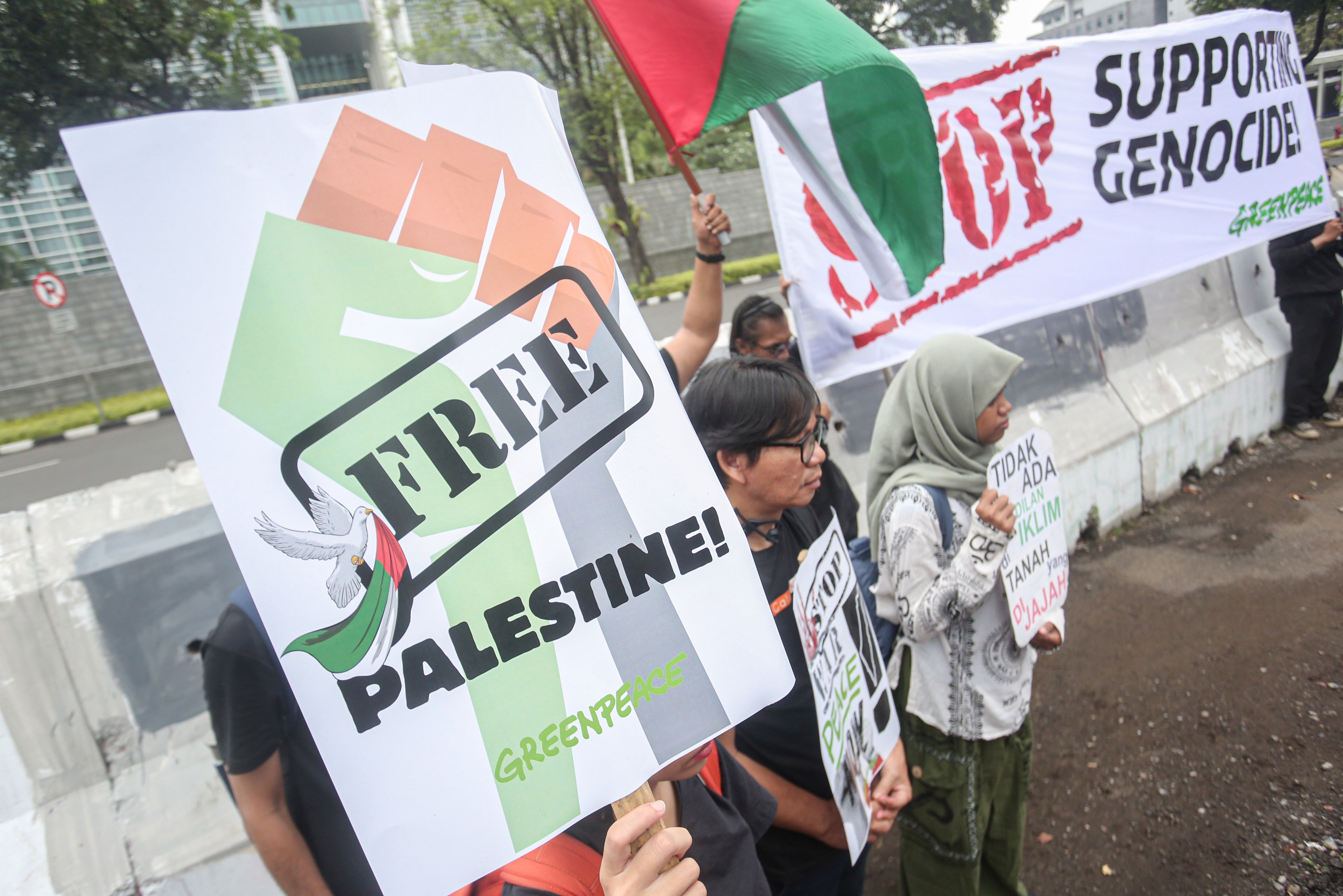 Aktivis Greenpeace Indonesia menggelar aksi solidaritas untuk masyarakat Gaza di depan Kedutaan Besar Amerika Serikat, Jakarta, Kamis (19/6/2025). Dalam aksinya tersebut mereka menyerukan kepada semua pihak termasuk pemerintah Amerika Serikat untuk bekerja sama dalam upaya menghentikan genosida di Palestina yang dilakukan oleh Israel.