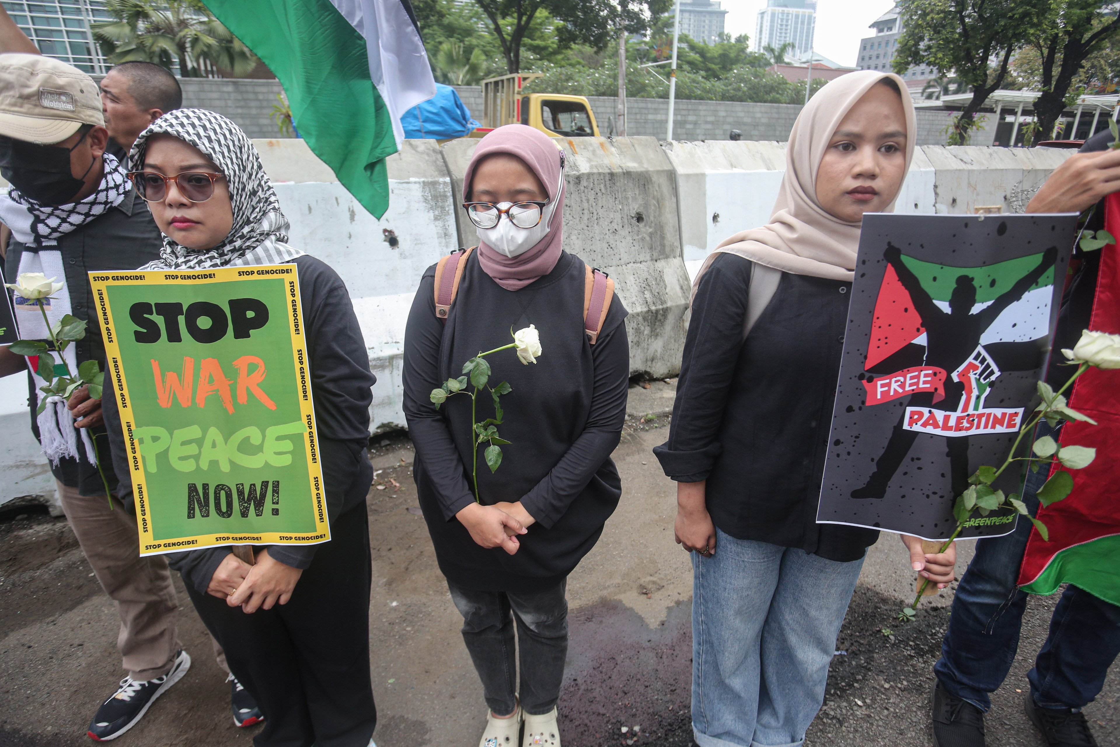Sejumlah aktivis Greenpeace Indonesia menggelar aksi solidaritas untuk masyarakat Gaza di depan Kedutaan Besar Amerika Serikat, Jakarta, Kamis (19/6/2025). Dalam aksinya tersebut mereka menyerukan kepada semua pihak termasuk pemerintah Amerika Serikat untuk bekerja sama dalam upaya menghentikan genosida di Palestina yang dilakukan oleh Israel.