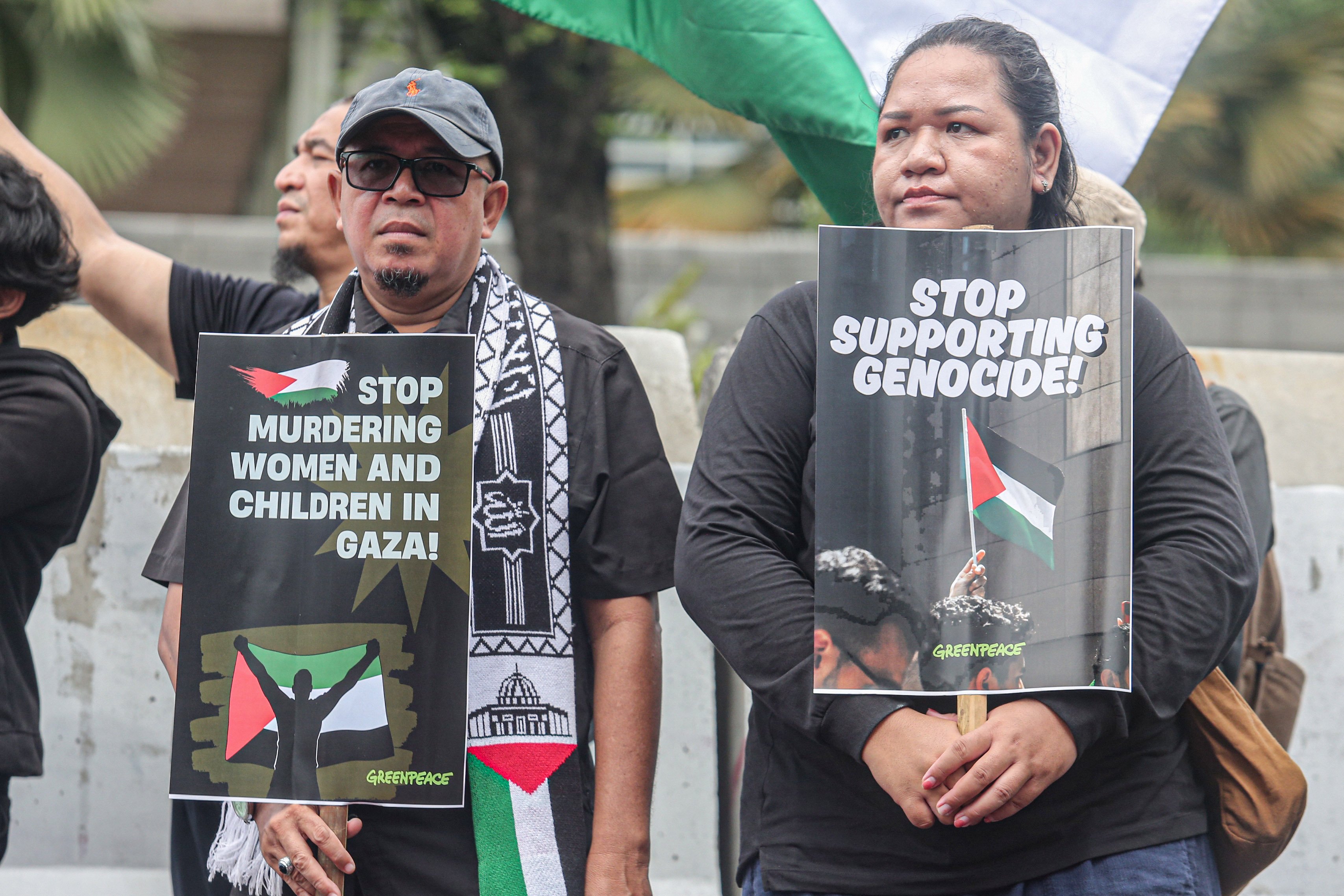 Aktivis Greenpeace Indonesia menggelar aksi solidaritas untuk masyarakat Gaza di depan Kedutaan Besar Amerika Serikat, Jakarta, Kamis (19/6/2025). Dalam aksinya tersebut mereka menyerukan kepada semua pihak termasuk pemerintah Amerika Serikat untuk bekerja sama dalam upaya menghentikan genosida di Palestina yang dilakukan oleh Israel.