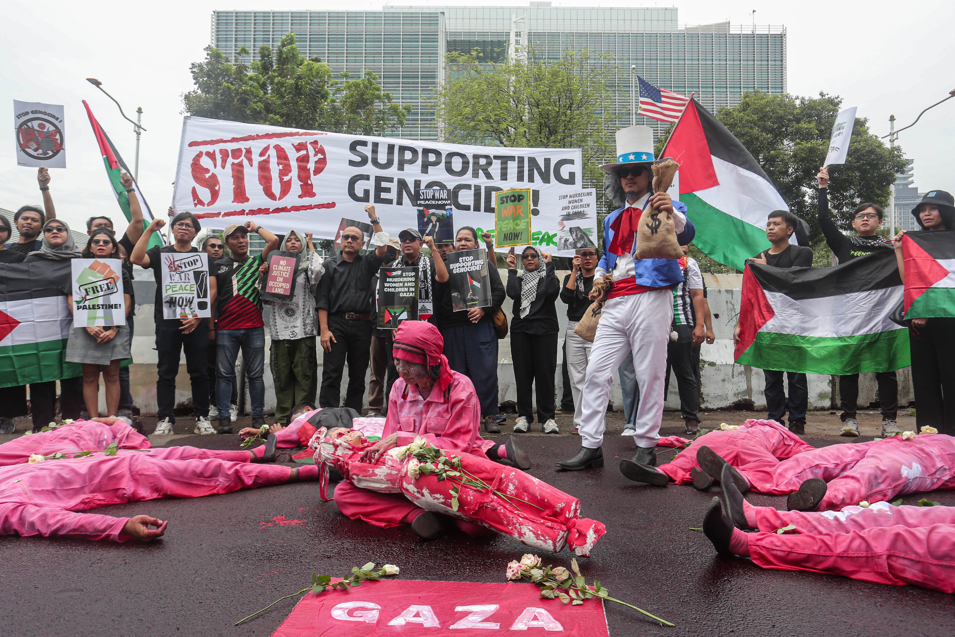 Sejumlah aktivis Greenpeace Indonesia menggelar aksi solidaritas untuk masyarakat Gaza di depan Kedutaan Besar Amerika Serikat, Jakarta, Kamis (19/6/2025). Dalam aksinya tersebut mereka menyerukan kepada semua pihak termasuk pemerintah Amerika Serikat untuk bekerja sama dalam upaya menghentikan genosida di Palestina yang dilakukan oleh Israel.