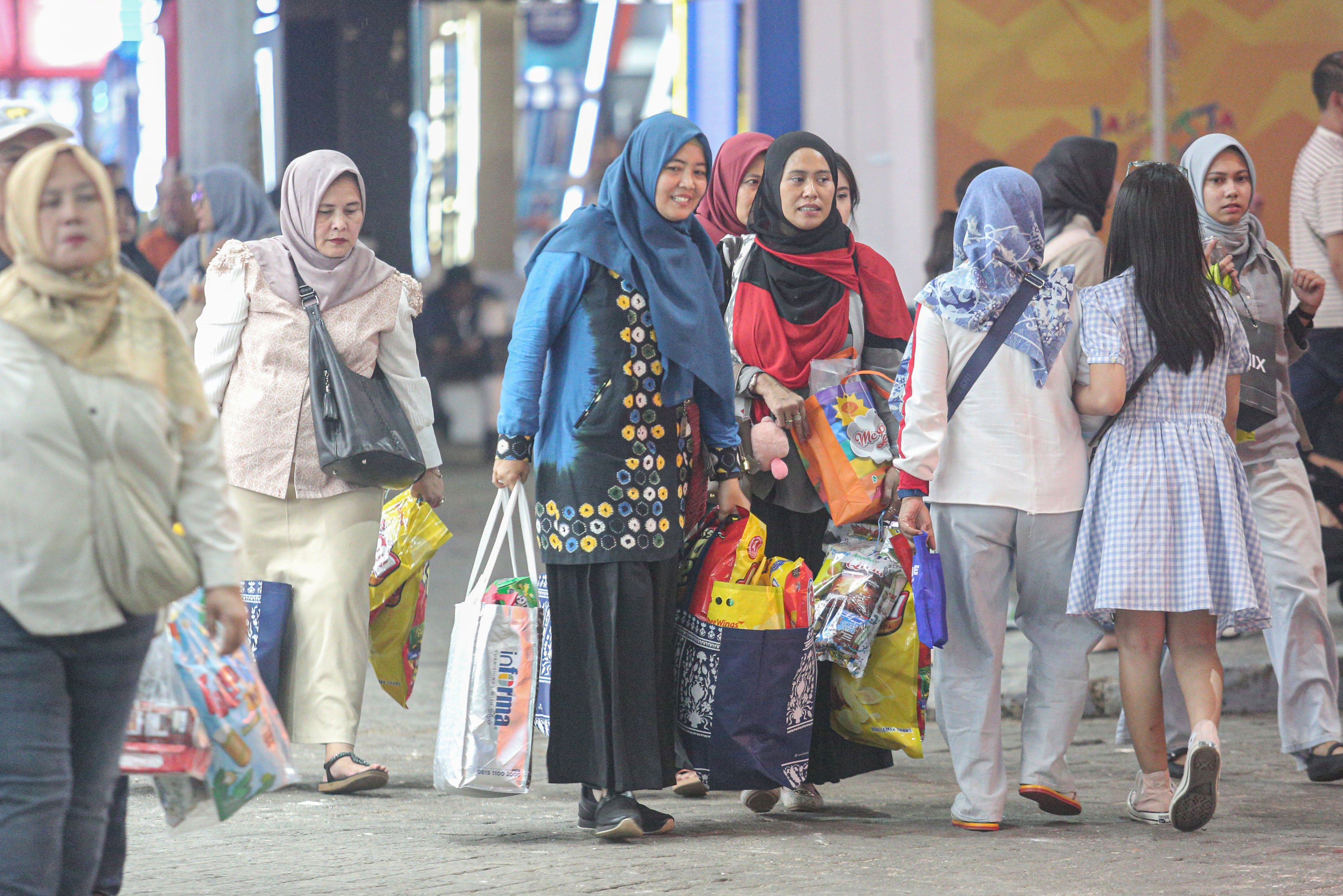 Pengunjung membawa barang yang telah dibeli di Jakarta Fair 2025, JIExpo Kemayoran, Jakarta, Kamis (19/6/2025). Pameran multiproduk terbesar, terlengkap dan terlama di Asia Tenggara yang digelar hingga 12 Juli ini diikuti oleh 2.550 perusahaan dengan 55 persen sektor swasta dan 45 persen dari pelaku usaha mikro, kecil dan menengah (UMKM).