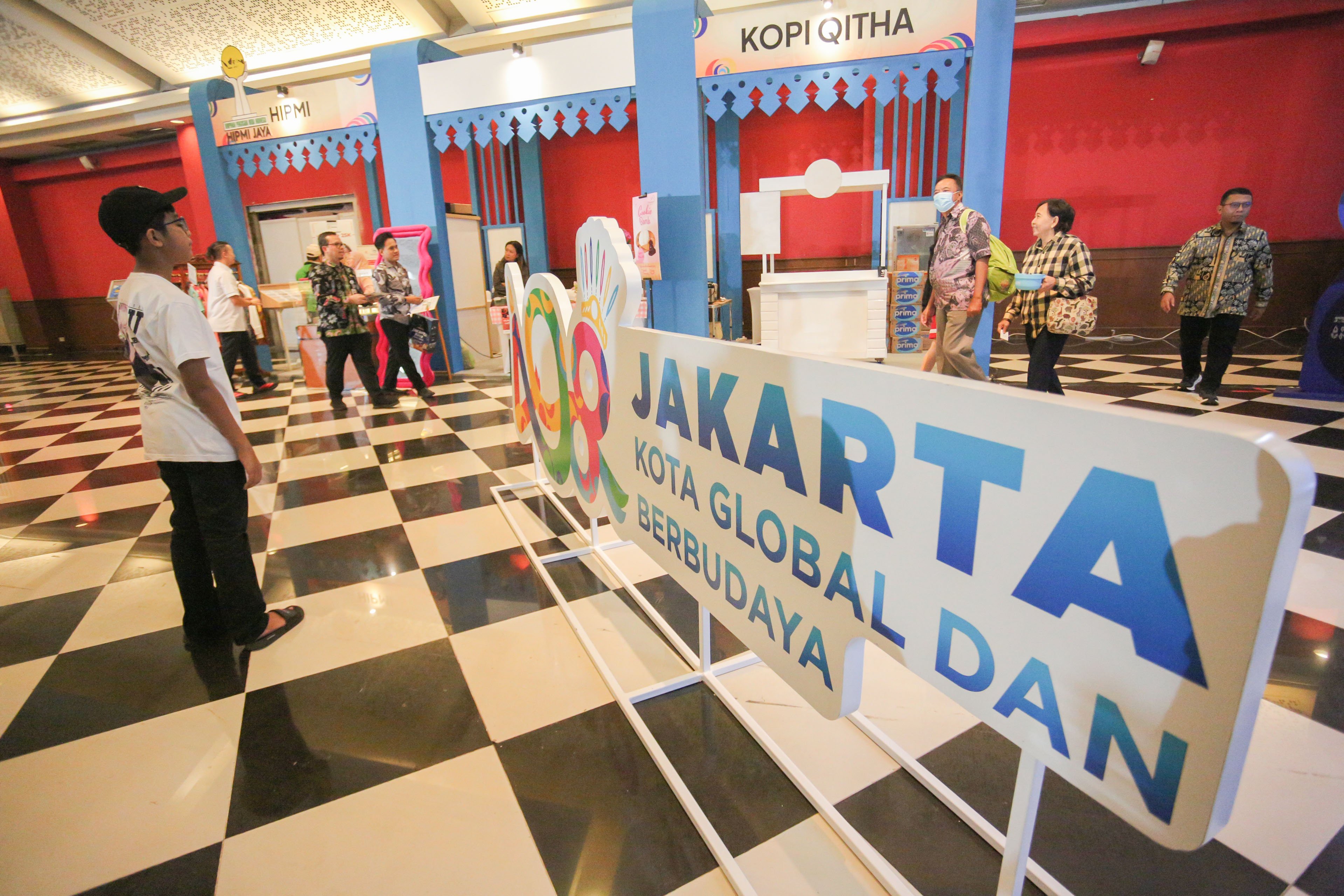 Pengunjung mengunjungi salah satu stan saat Jakarta Fair 2025 di JIExpo Kemayoran, Jakarta, Kamis (19/6/2025). Pameran multiproduk terbesar, terlengkap dan terlama di Asia Tenggara yang digelar hingga 12 Juli ini diikuti oleh 2.550 perusahaan dengan 55 persen sektor swasta dan 45 persen dari pelaku usaha mikro, kecil dan menengah (UMKM).