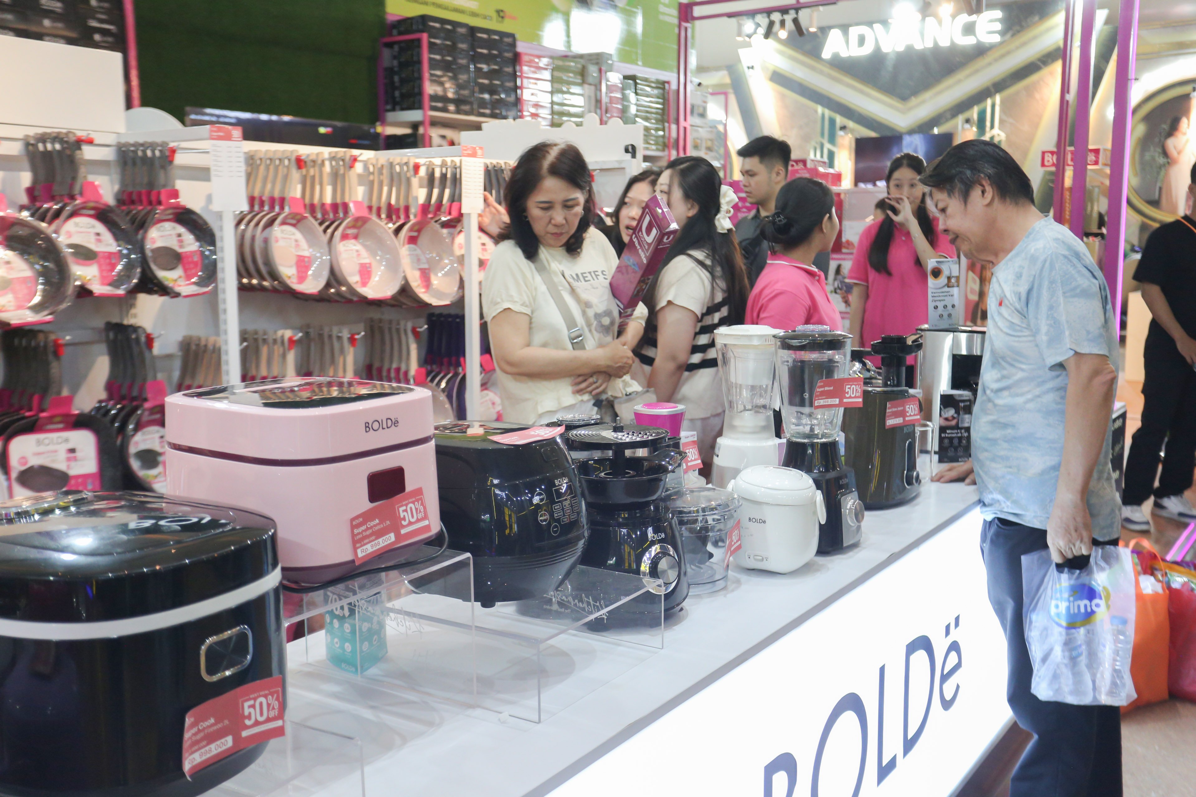 Pengunjung melihat peralatan rumah tangga yang dijual di Jakarta Fair 2025, JIExpo Kemayoran, Jakarta, Kamis (19/6/2025). Pameran multiproduk terbesar, terlengkap dan terlama di Asia Tenggara yang digelar hingga 12 Juli ini diikuti oleh 2.550 perusahaan dengan 55 persen sektor swasta dan 45 persen dari pelaku usaha mikro, kecil dan menengah (UMKM).
