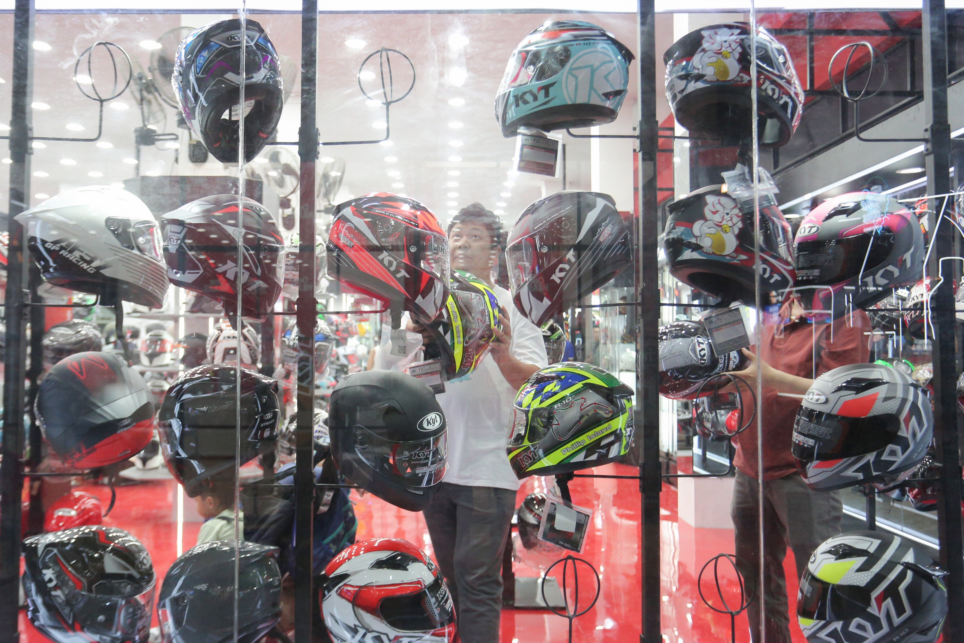 Pengunjung melihat helm yang dijual di Jakarta Fair 2025, JIExpo Kemayoran, Jakarta, Kamis (19/6/2025). Pameran multiproduk terbesar, terlengkap dan terlama di Asia Tenggara yang digelar hingga 12 Juli ini diikuti oleh 2.550 perusahaan dengan 55 persen sektor swasta dan 45 persen dari pelaku usaha mikro, kecil dan menengah (UMKM).