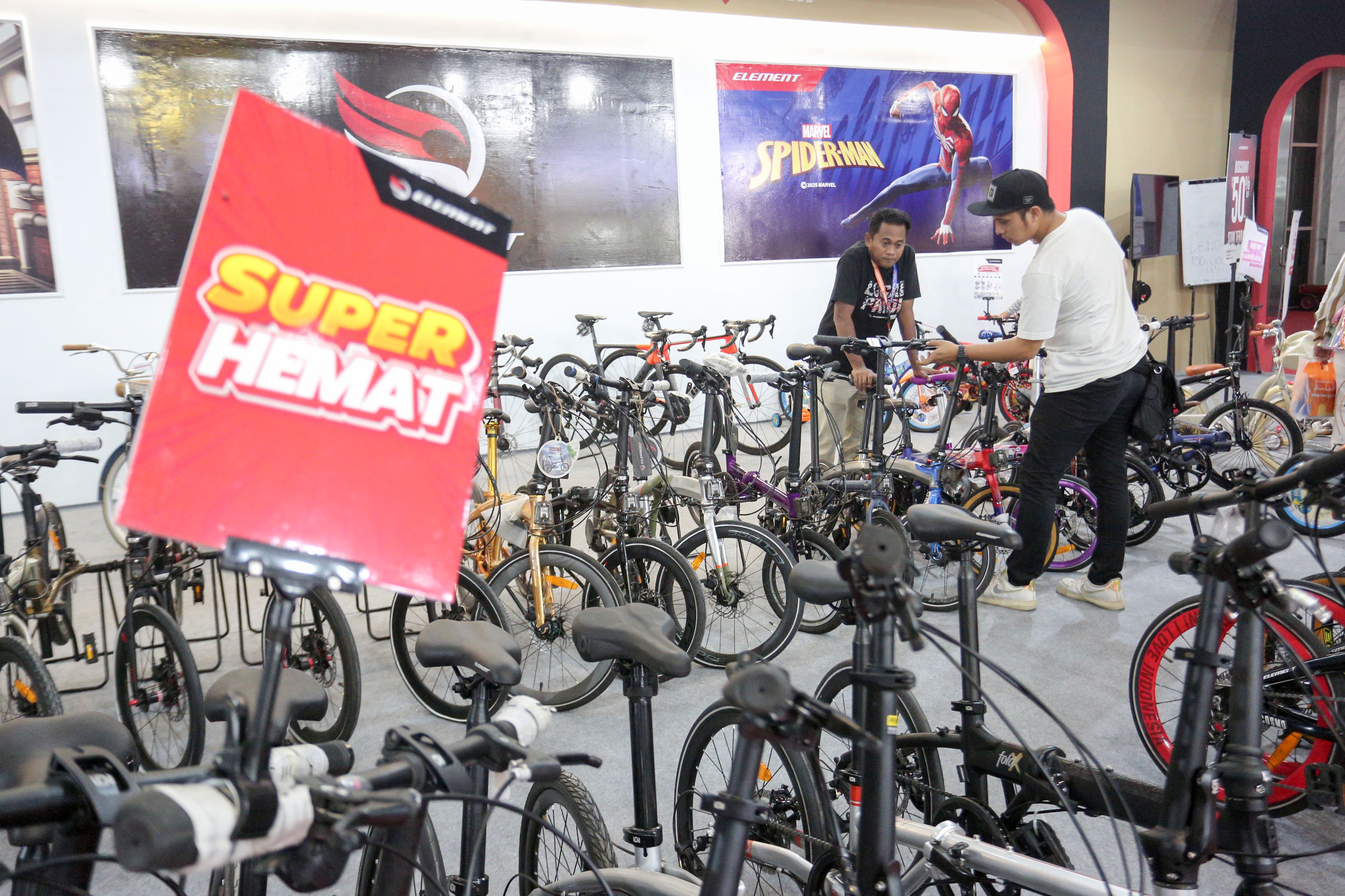 Pengunjung melihat sepeda yang dijual di Jakarta Fair 2025, JIExpo Kemayoran, Jakarta, Kamis (19/6/2025). Pameran multiproduk terbesar, terlengkap dan terlama di Asia Tenggara yang digelar hingga 12 Juli ini diikuti oleh 2.550 perusahaan dengan 55 persen sektor swasta dan 45 persen dari pelaku usaha mikro, kecil dan menengah (UMKM).