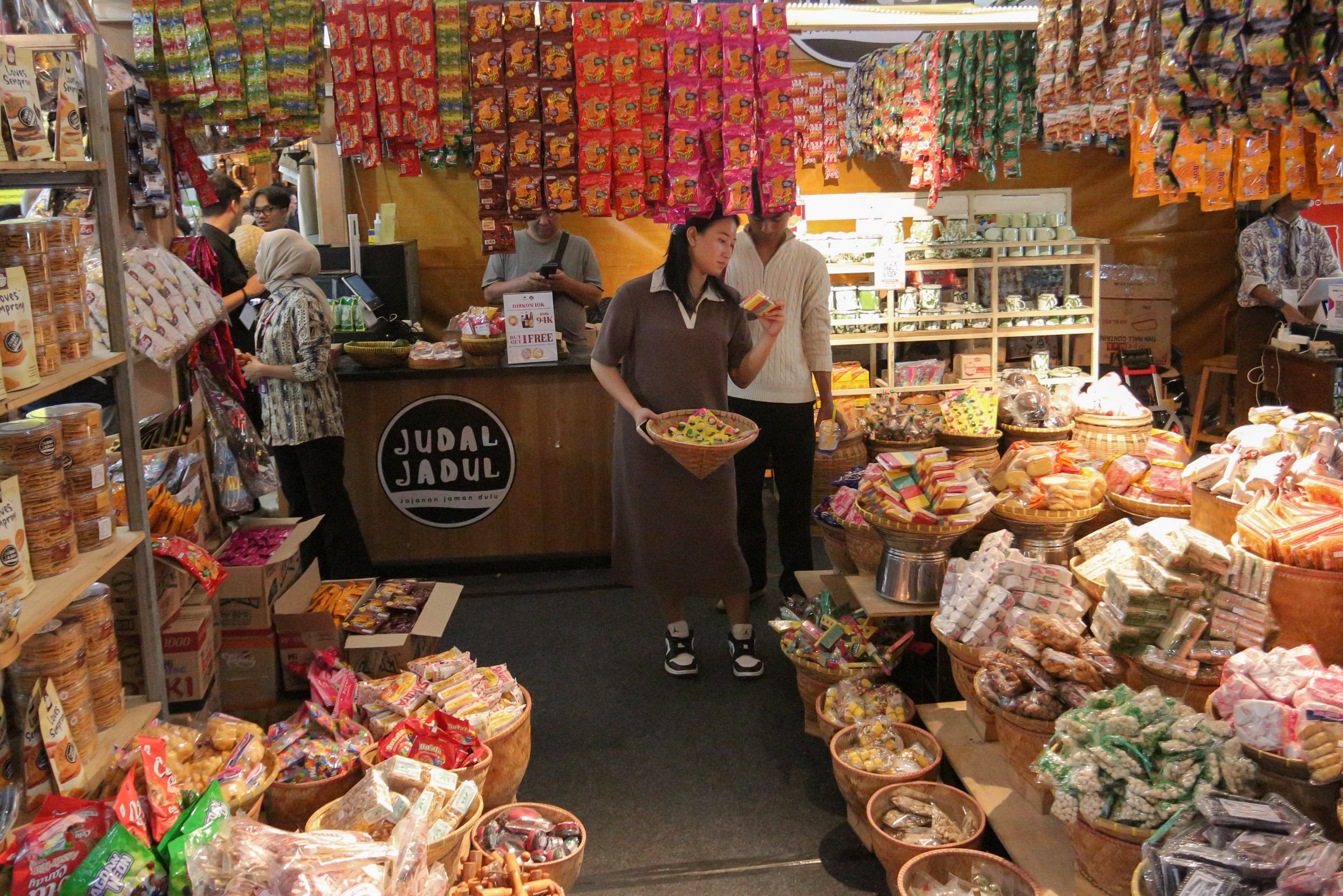 Pengujung memilih makanan yang dijual di Jakarta Fair 2025, JIExpo Kemayoran, Jakarta, Kamis (19/6/2025). Pameran multiproduk terbesar, terlengkap dan terlama di Asia Tenggara yang digelar hingga 12 Juli ini diikuti oleh 2.550 perusahaan dengan 55 persen sektor swasta dan 45 persen dari pelaku usaha mikro, kecil dan menengah (UMKM).