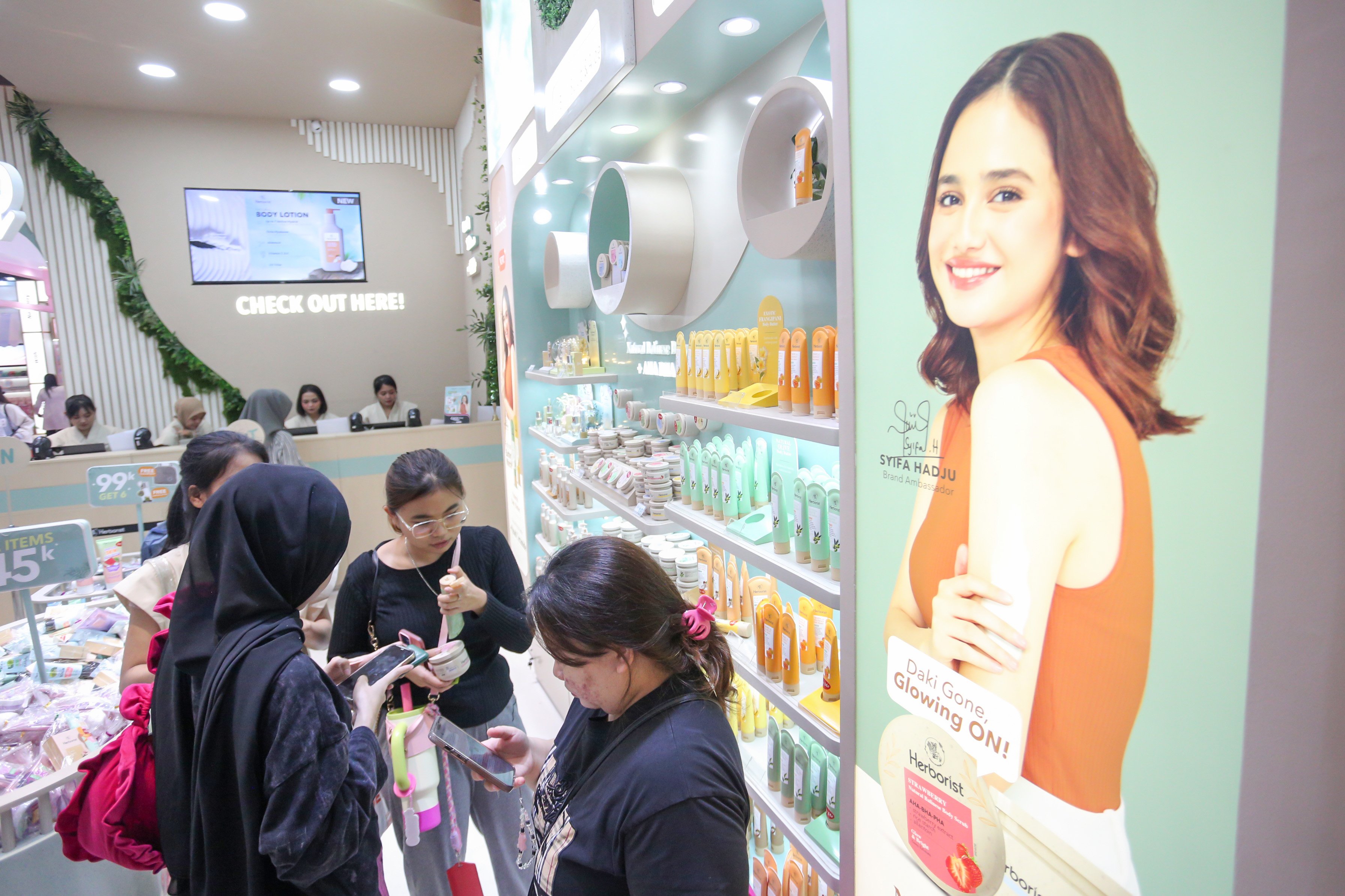 Pengunjung melihat kosmetik yang dijual di Jakarta Fair 2025, JIExpo Kemayoran, Jakarta, Kamis (19/6/2025). Pameran multiproduk terbesar, terlengkap dan terlama di Asia Tenggara yang digelar hingga 12 Juli ini diikuti oleh 2.550 perusahaan dengan 55 persen sektor swasta dan 45 persen dari pelaku usaha mikro, kecil dan menengah (UMKM).