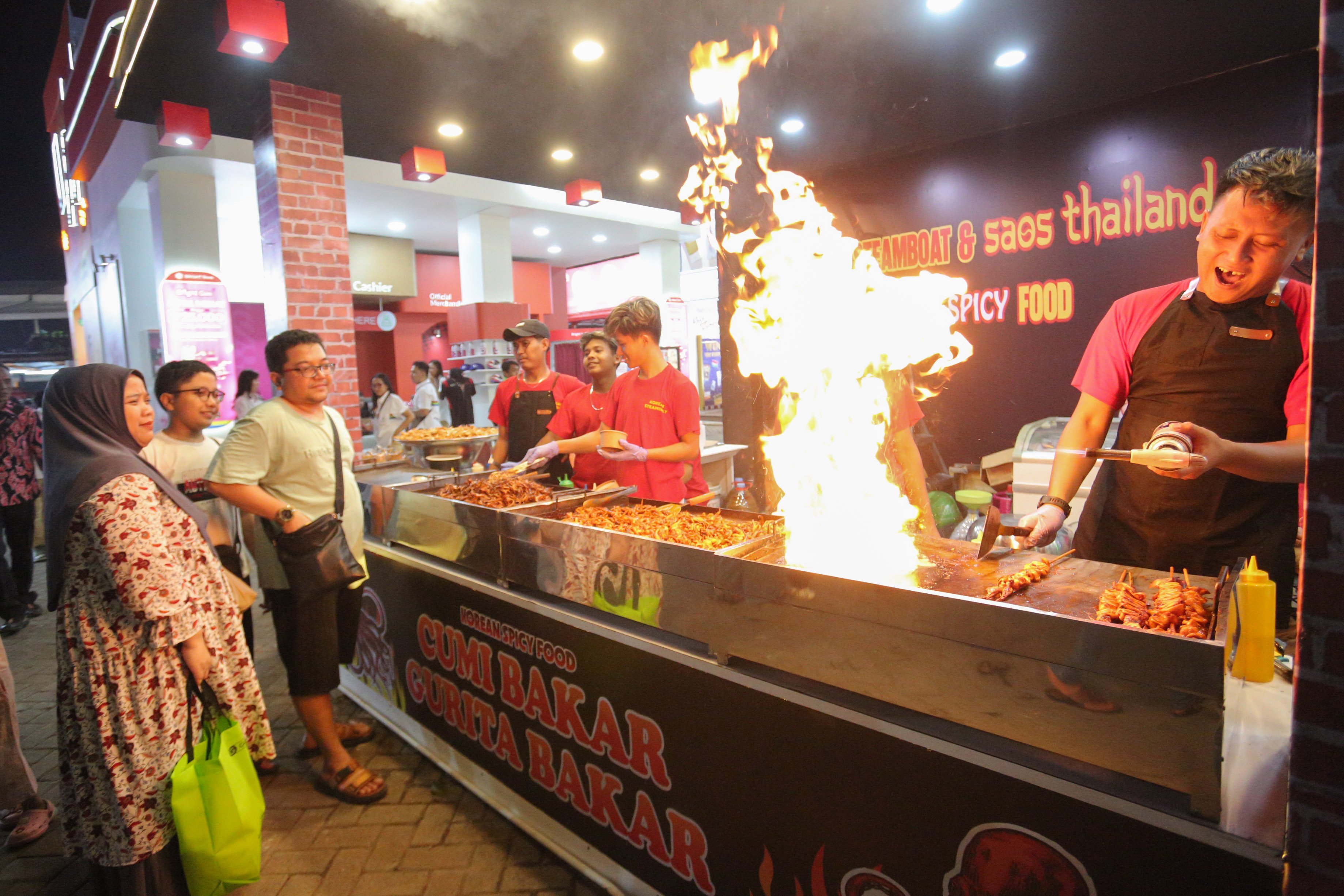 Pengunjung memesan makanan saat Jakarta Fair 2025 di JIExpo Kemayoran, Jakarta, Kamis (19/6/2025). Pameran multiproduk terbesar, terlengkap dan terlama di Asia Tenggara yang digelar hingga 12 Juli ini diikuti oleh 2.550 perusahaan dengan 55 persen sektor swasta dan 45 persen dari pelaku usaha mikro, kecil dan menengah (UMKM). 