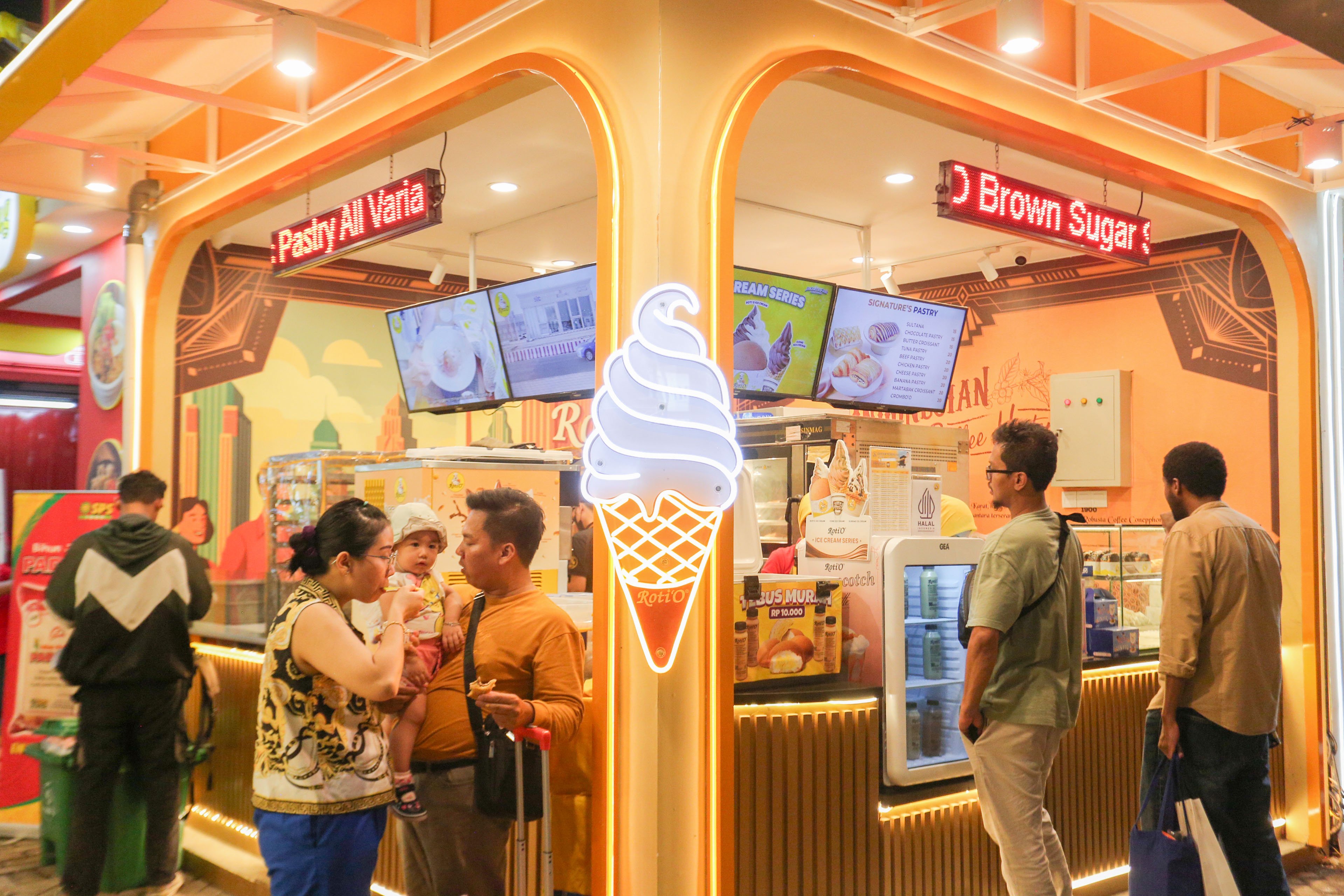 Pengunjung menikmati makanan saat Jakarta Fair 2025 di JIExpo Kemayoran, Jakarta, Kamis (19/6/2025). Pameran multiproduk terbesar, terlengkap dan terlama di Asia Tenggara yang digelar hingga 12 Juli ini diikuti oleh 2.550 perusahaan dengan 55 persen sektor swasta dan 45 persen dari pelaku usaha mikro, kecil dan menengah (UMKM). 
