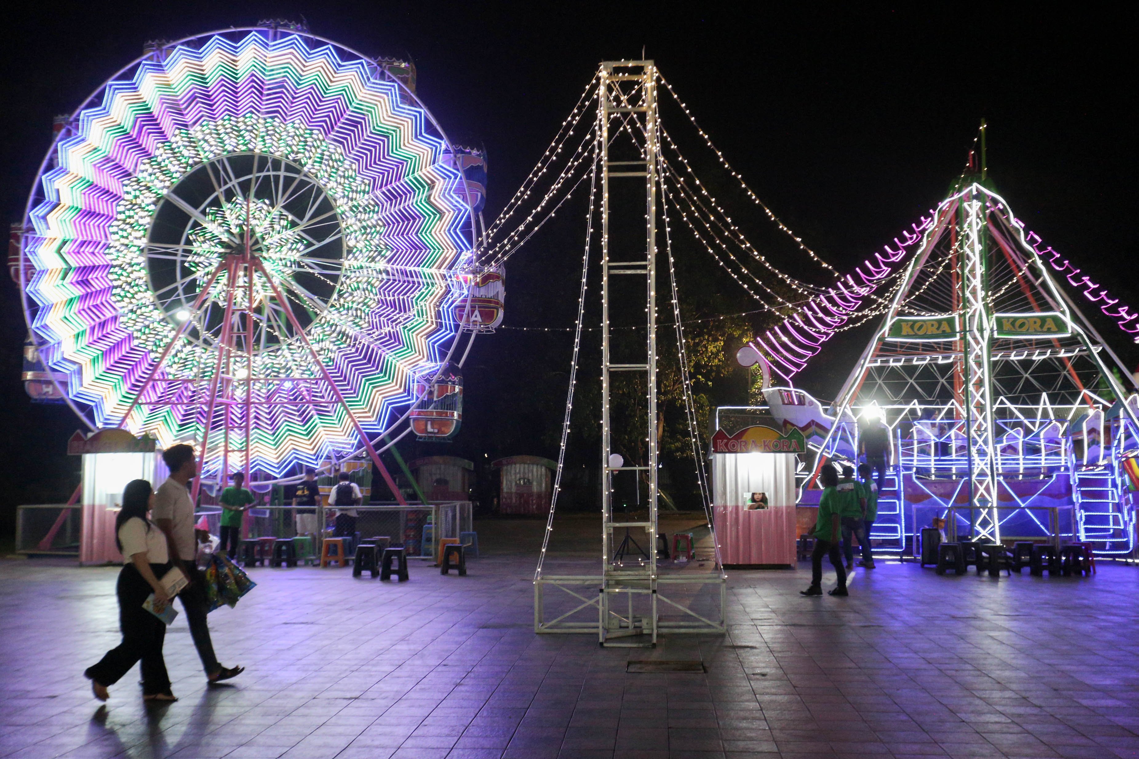 Pengunjung mengunjungi wahana permainan saat Jakarta Fair 2025 di JIExpo Kemayoran, Jakarta, Kamis (19/6/2025). Pameran multiproduk terbesar, terlengkap dan terlama di Asia Tenggara yang digelar hingga 12 Juli ini diikuti oleh 2.550 perusahaan dengan 55 persen sektor swasta dan 45 persen dari pelaku usaha mikro, kecil dan menengah (UMKM). 