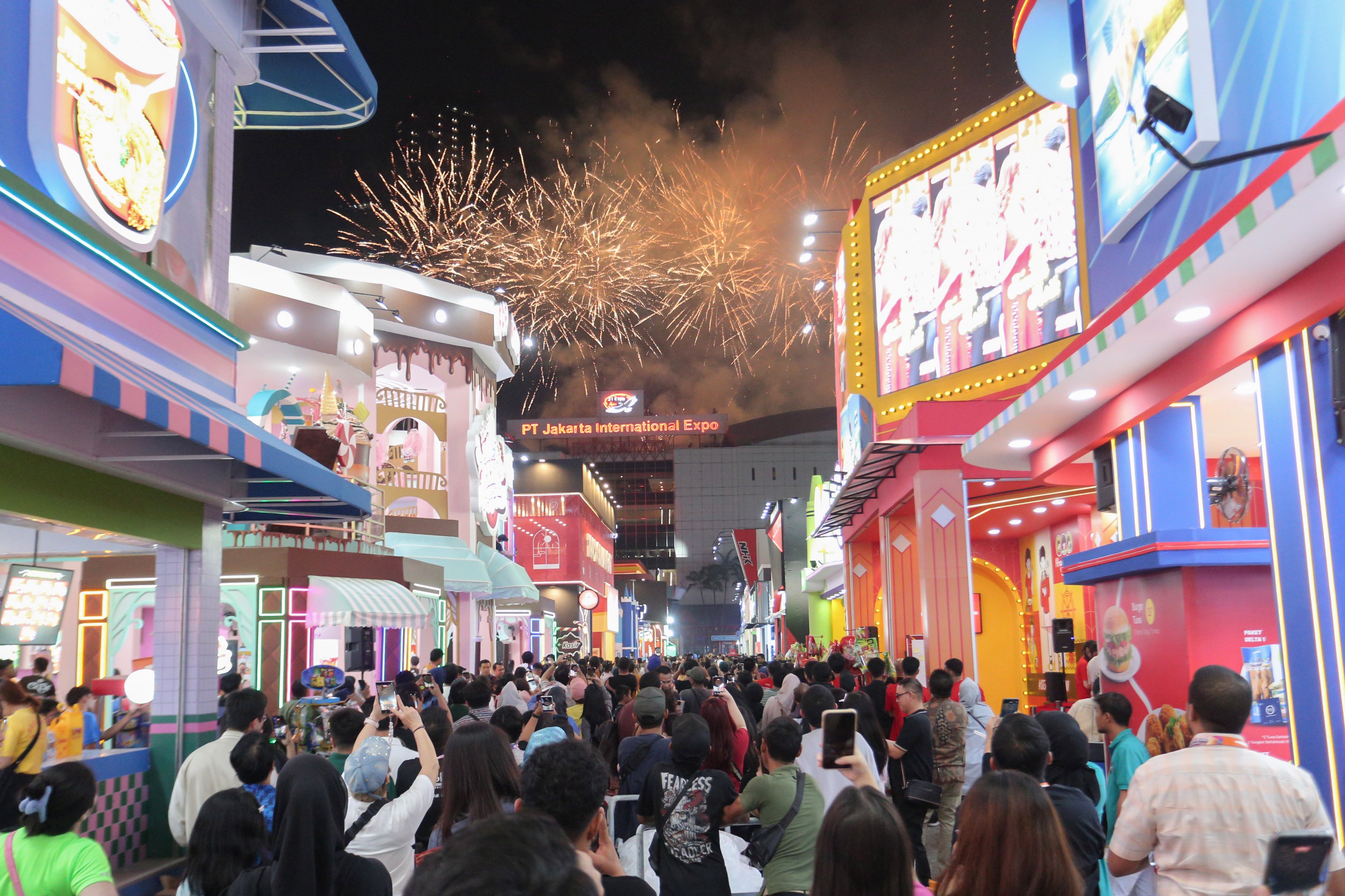 Pengunjung melihat pesta kembang api saat pembukaan Jakarta Fair 2025 di JIExpo Kemayoran, Jakarta, Kamis (19/6/2025). Pameran multiproduk terbesar, terlengkap dan terlama di Asia Tenggara yang digelar hingga 12 Juli ini diikuti oleh 2.550 perusahaan dengan 55 persen sektor swasta dan 45 persen dari pelaku usaha mikro, kecil dan menengah (UMKM). 