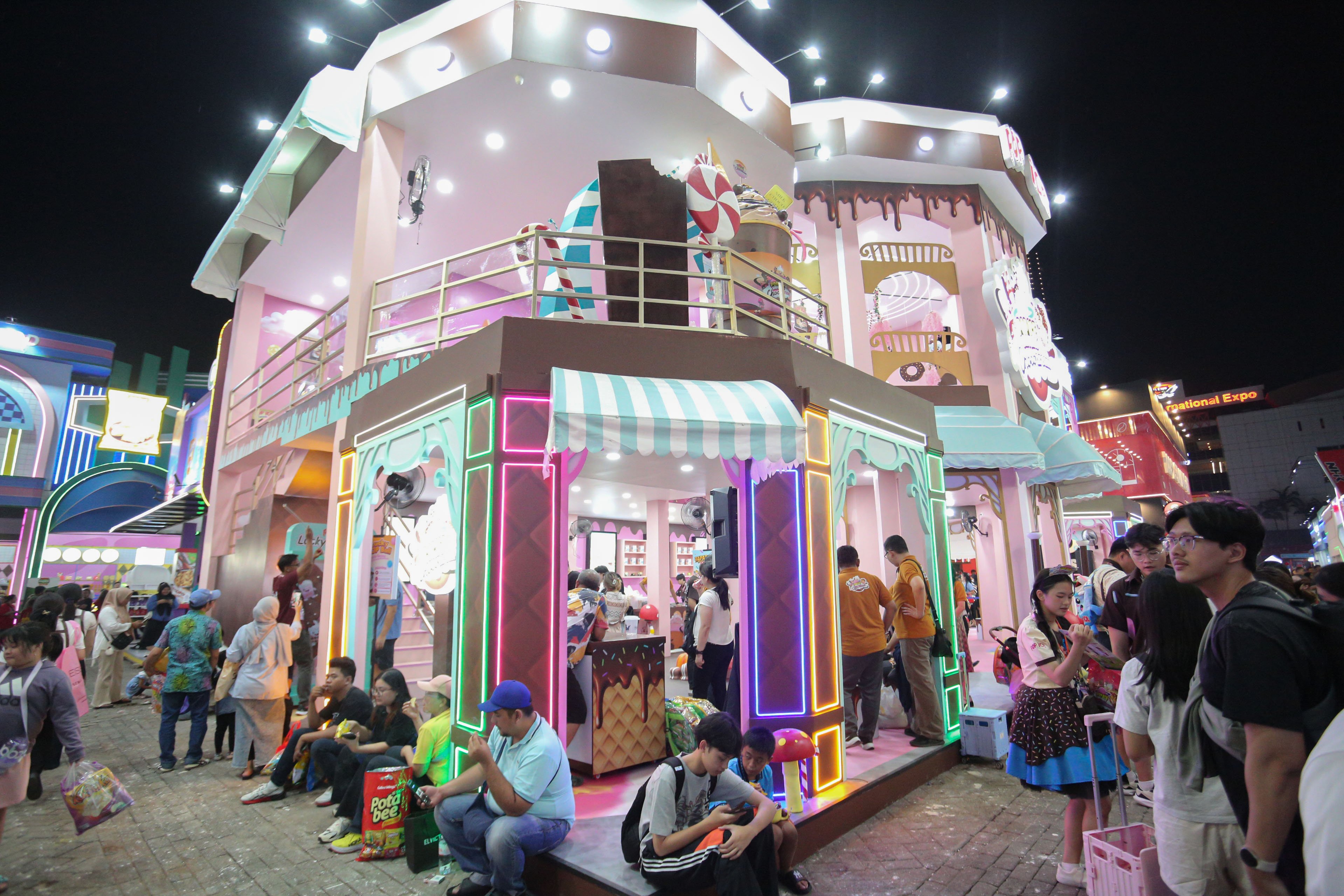 Pengunjung mengunjungi salah satu stan saat Jakarta Fair 2025 di JIExpo Kemayoran, Jakarta, Kamis (19/6/2025). Pameran multiproduk terbesar, terlengkap dan terlama di Asia Tenggara yang digelar hingga 12 Juli ini diikuti oleh 2.550 perusahaan dengan 55 persen sektor swasta dan 45 persen dari pelaku usaha mikro, kecil dan menengah (UMKM). 