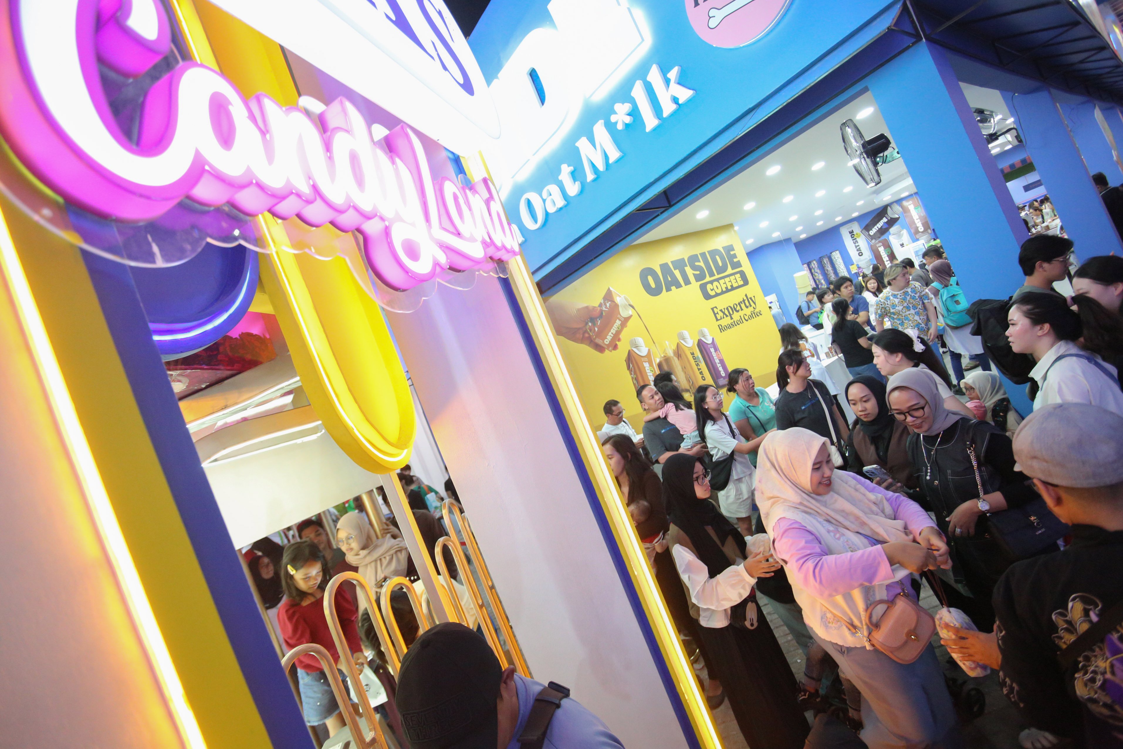 Pengunjung mengunjungi salah satu stan saat Jakarta Fair 2025 di JIExpo Kemayoran, Jakarta, Kamis (19/6/2025). Pameran multiproduk terbesar, terlengkap dan terlama di Asia Tenggara yang digelar hingga 12 Juli ini diikuti oleh 2.550 perusahaan dengan 55 persen sektor swasta dan 45 persen dari pelaku usaha mikro, kecil dan menengah (UMKM). 