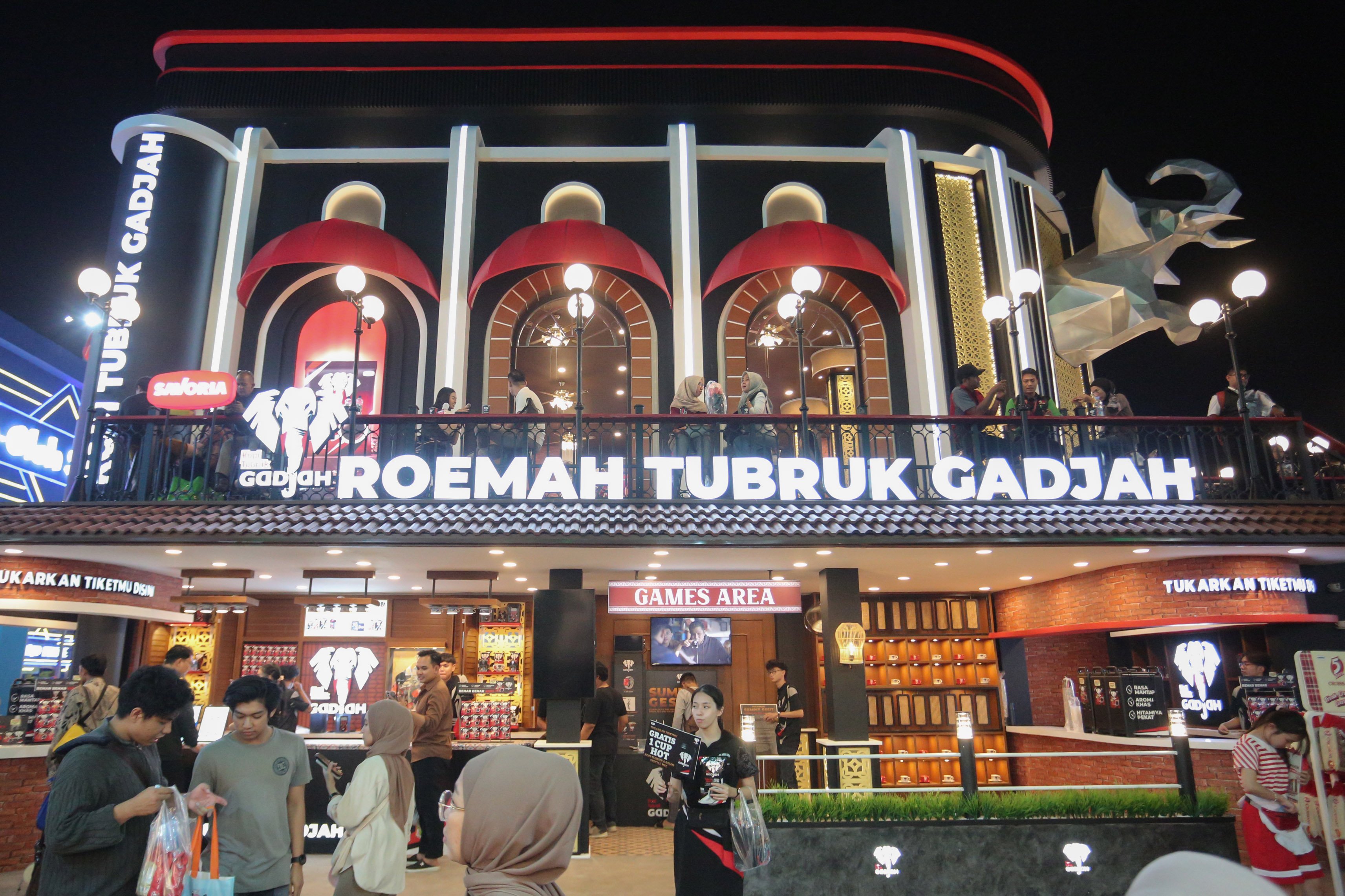 Pengunjung mengunjungi salah satu stan saat Jakarta Fair 2025 di JIExpo Kemayoran, Jakarta, Kamis (19/6/2025). Pameran multiproduk terbesar, terlengkap dan terlama di Asia Tenggara yang digelar hingga 12 Juli ini diikuti oleh 2.550 perusahaan dengan 55 persen sektor swasta dan 45 persen dari pelaku usaha mikro, kecil dan menengah (UMKM).