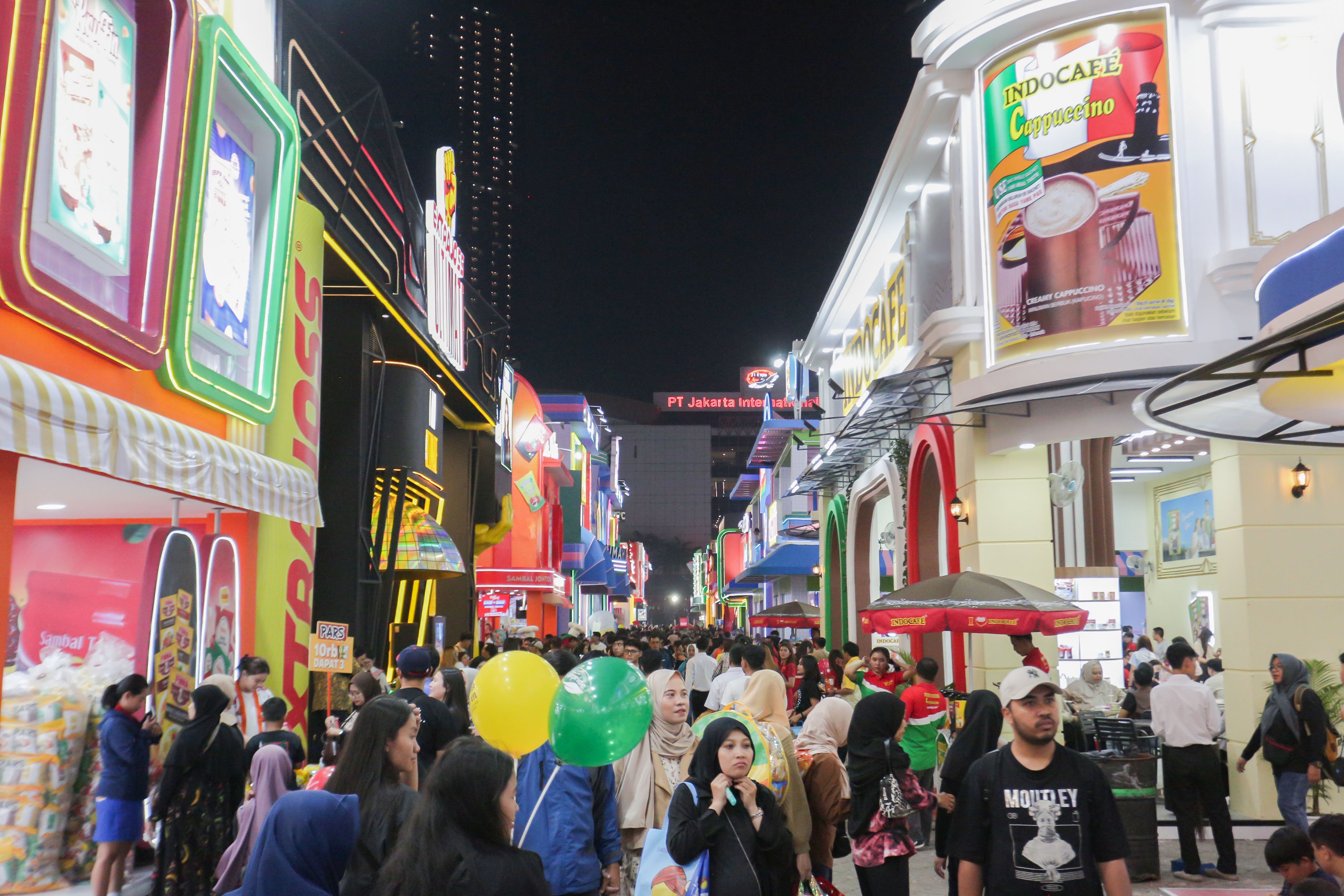 Suasana pengunjung Jakarta Fair 2025 di JIExpo Kemayoran, Jakarta, Kamis (19/6/2025). Pameran multiproduk terbesar, terlengkap dan terlama di Asia Tenggara yang digelar hingga 12 Juli ini diikuti oleh 2.550 perusahaan dengan 55 persen sektor swasta dan 45 persen dari pelaku usaha mikro, kecil dan menengah (UMKM). 