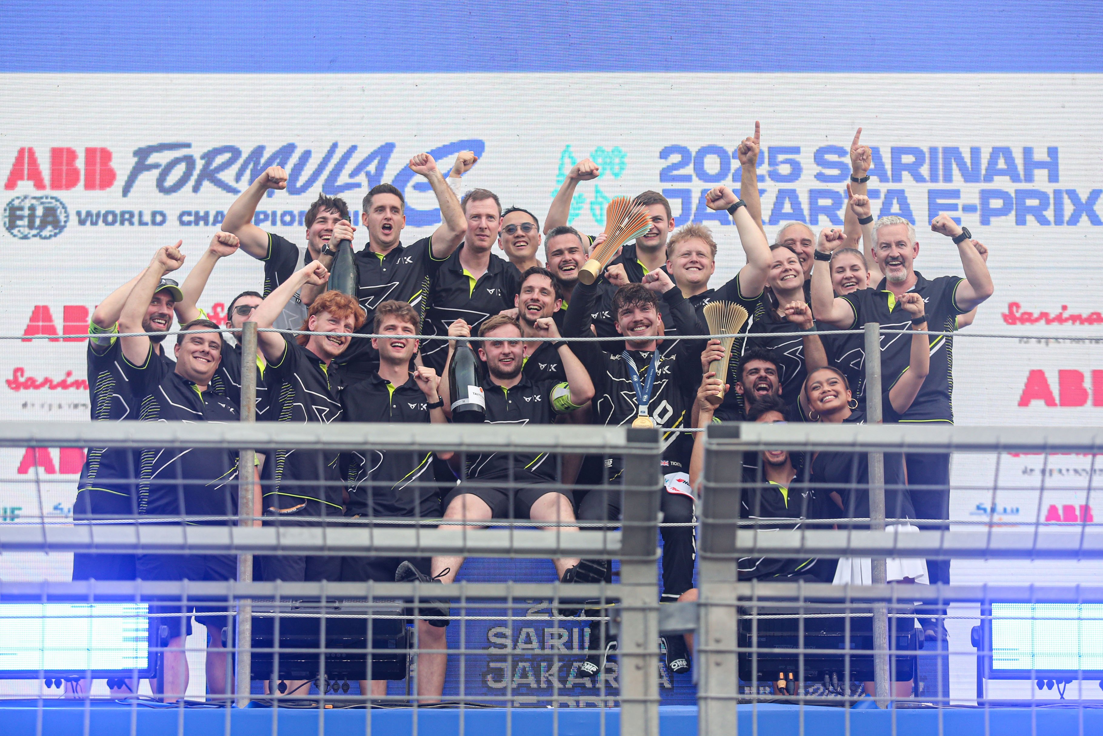 Pembalap tim Cupra Kiro Dan Ticktum (keempat kanan) berfoto bersama timnya usai memenangkan balapan Formula E World Championship 2025 seri ke-12 di Jakarta International E-Prix Circuit (JIEC), Sabtu (21/6/2025). Balapan mobil listrik tersebut dimenangkan oleh pembalap tim Cupra Kiro Dan Ticktum dengan catatan waktu 48 menit 33,418 detik, diikuti pembalap tim Mahindra Edoardo Mortara di posisi kedua dan pembalap tim Andretti Nico Mueller di posisi ketiga.