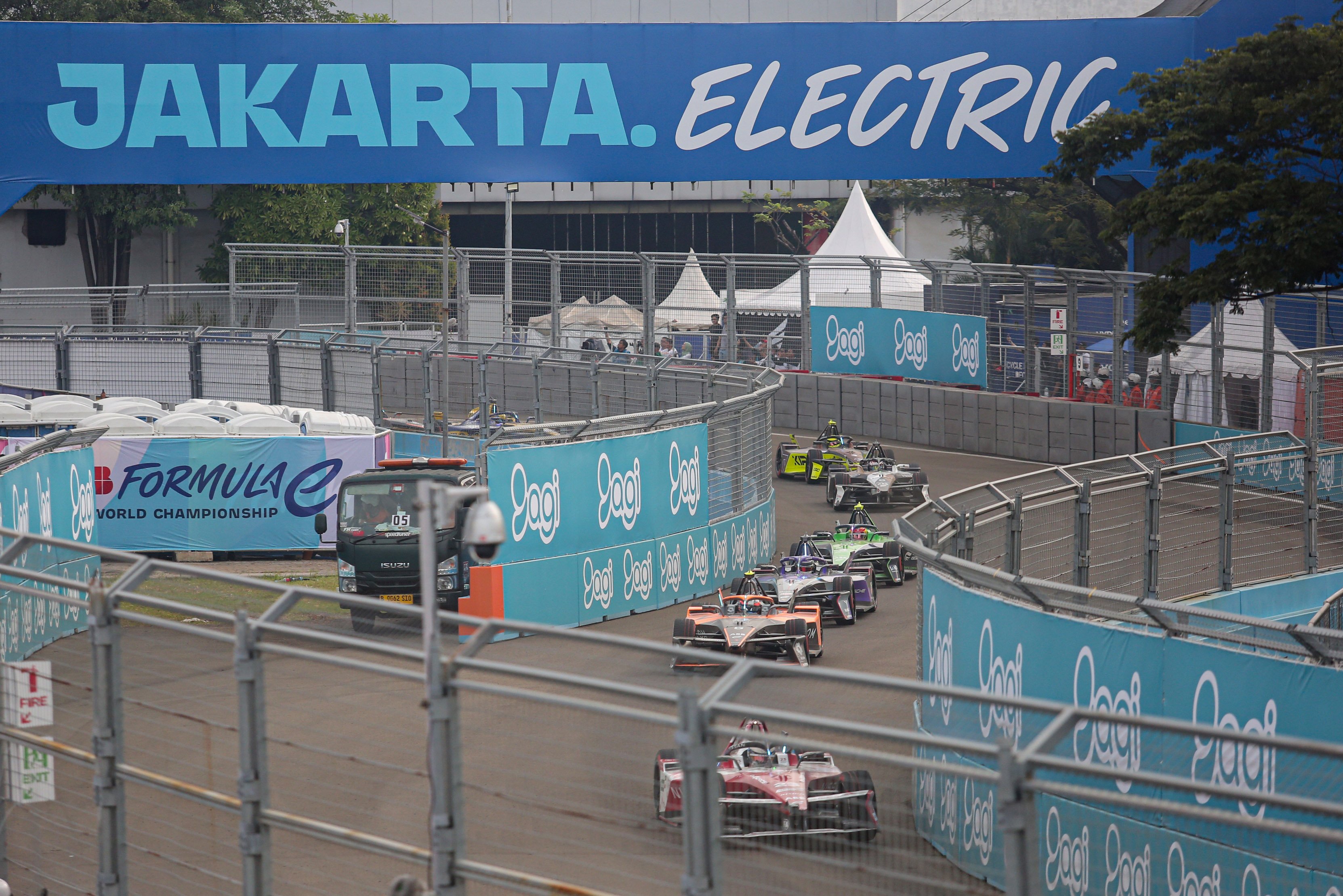 Sejumlah pembalap melaju saat balapan Formula E World Championship 2025 seri ke-12 di Jakarta International E-Prix Circuit (JIEC), Sabtu (21/6/2025). Balapan mobil listrik tersebut dimenangkan oleh pembalap tim Cupra Kiro Dan Ticktum dengan catatan waktu 48 menit 33,418 detik, diikuti pembalap tim Mahindra Edoardo Mortara di posisi kedua dan pembalap tim Andretti Nico Mueller di posisi ketiga.