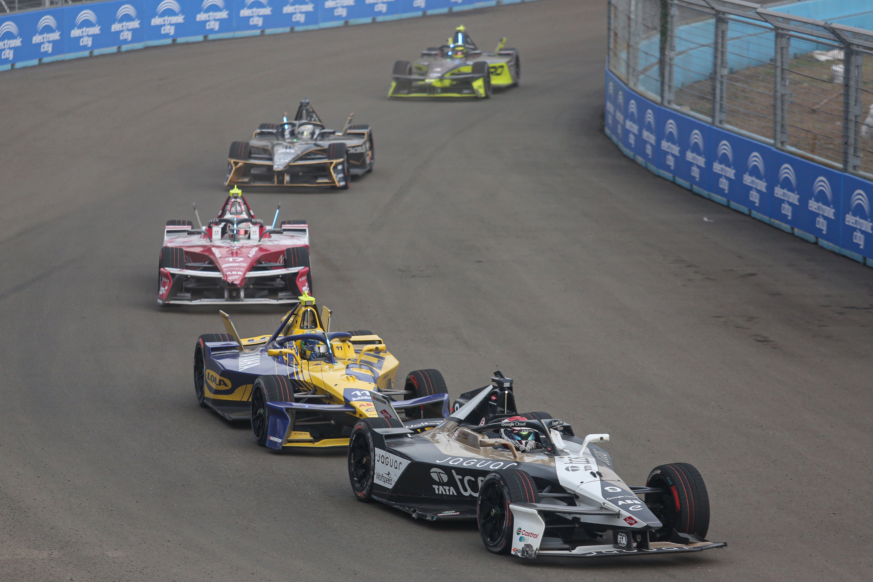 Sejumlah pembalap melaju saat balapan Formula E World Championship 2025 seri ke-12 di Jakarta International E-Prix Circuit (JIEC), Sabtu (21/6/2025). Balapan mobil listrik tersebut dimenangkan oleh pembalap tim Cupra Kiro Dan Ticktum dengan catatan waktu 48 menit 33,418 detik, diikuti pembalap tim Mahindra Edoardo Mortara di posisi kedua dan pembalap tim Andretti Nico Mueller di posisi ketiga.