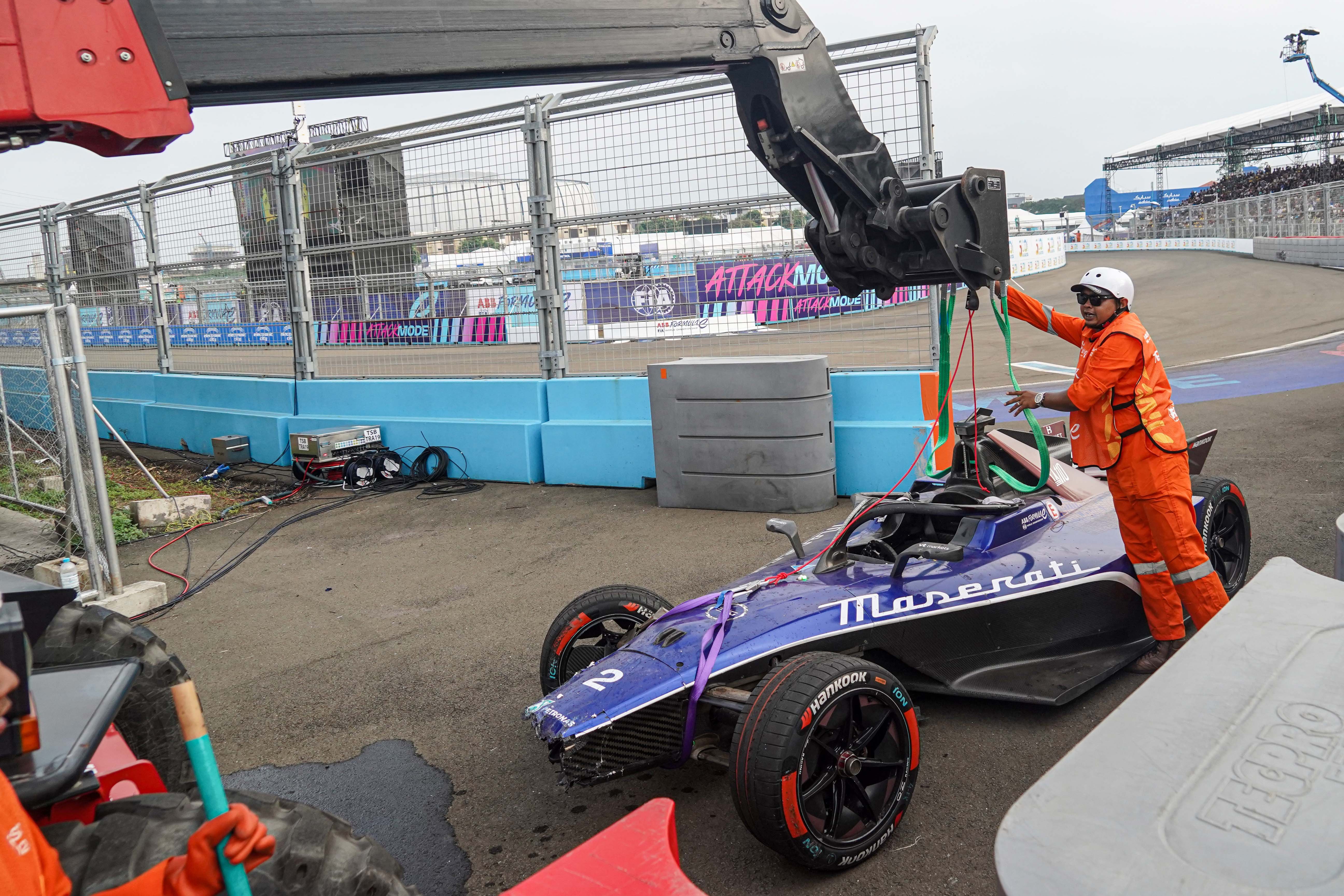 Marshal memindahkan mobil pembalap tim Maserati MSG Racing Stoffel Vandoorne usai menabrak pembatas saat balapan Formula E World Championship 2025 seri ke-12 di Jakarta International E-Prix Circuit (JIEC), Sabtu (21/6/2025). Balapan mobil listrik tersebut dimenangkan oleh pembalap tim Cupra Kiro Dan Ticktum dengan catatan waktu 48 menit 33,418 detik, diikuti pembalap tim Mahindra Edoardo Mortara di posisi kedua dan pembalap tim Andretti Nico Mueller di posisi ketiga.