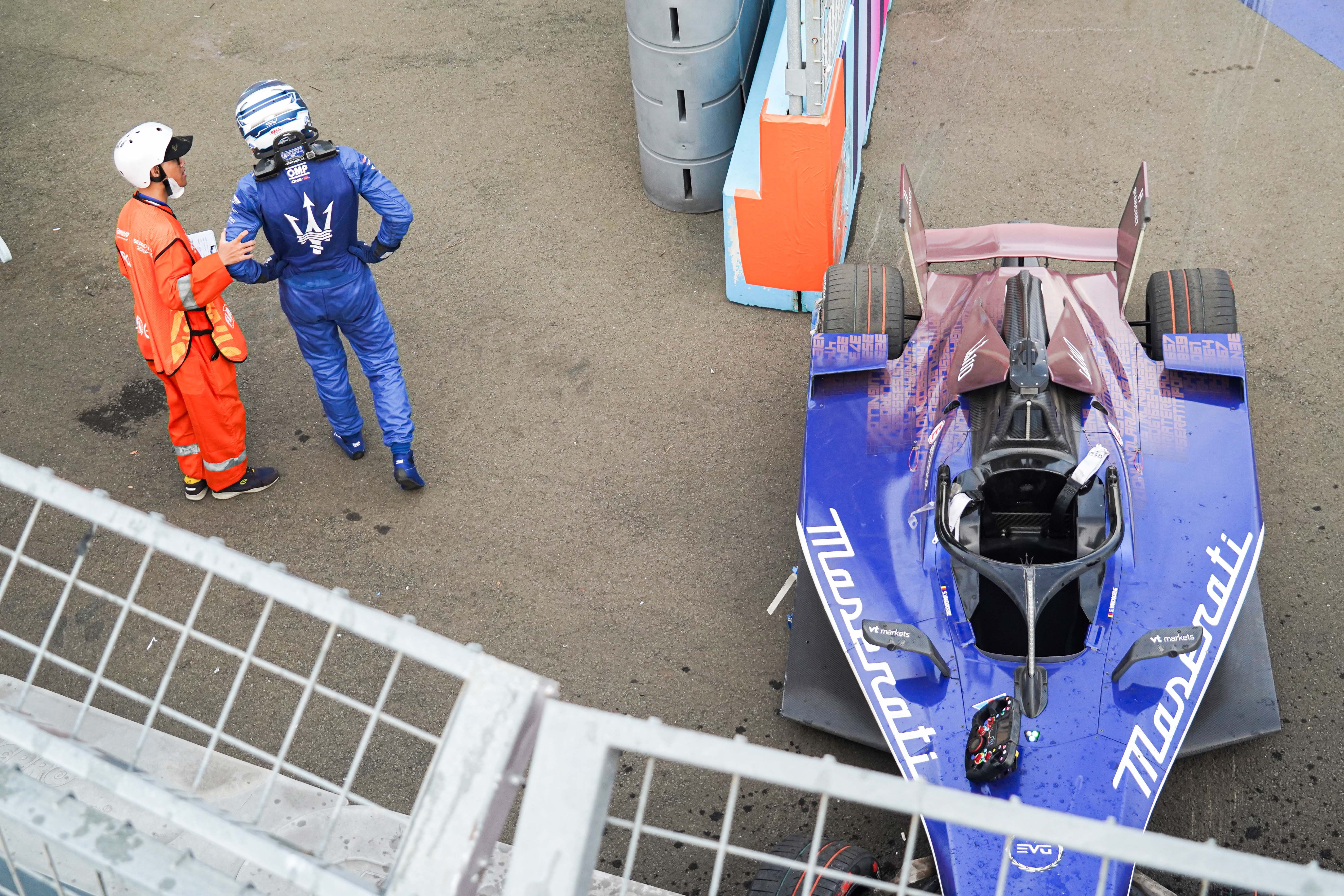 Pembalap tim Maserati MSG Racing Stoffel Vandoorne (kanan) berjalan keluar lintasan usai mobil balapnya menabrak pembatas saat balapan Formula E World Championship 2025 seri ke-12 di Jakarta International E-Prix Circuit (JIEC), Sabtu (21/6/2025). Balapan mobil listrik tersebut dimenangkan oleh pembalap tim Cupra Kiro Dan Ticktum dengan catatan waktu 48 menit 33,418 detik, diikuti pembalap tim Mahindra Edoardo Mortara di posisi kedua dan pembalap tim Andretti Nico Mueller di posisi ketiga.
