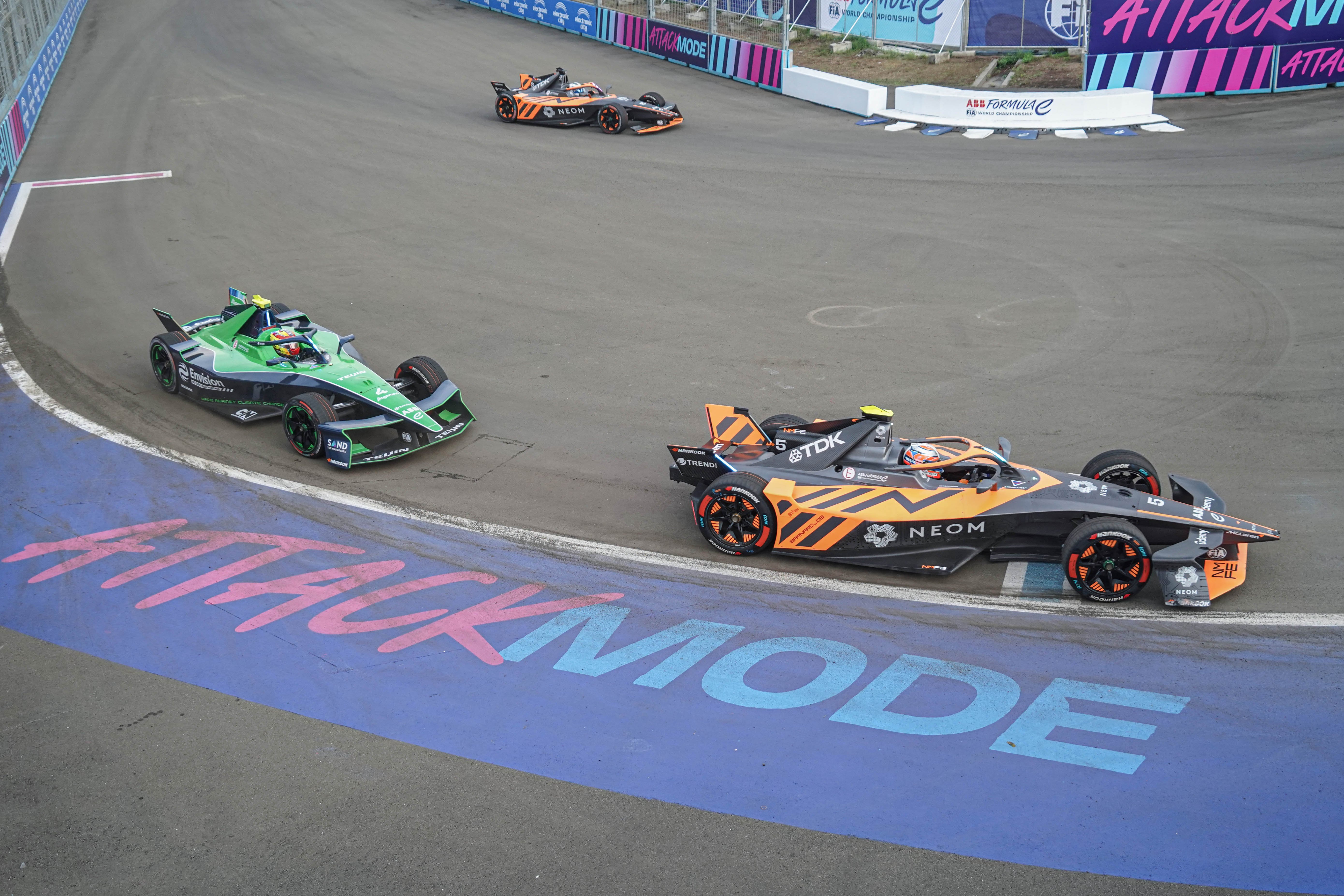 Pembalap tim Neom McLaren Taylor Barnard (kanan) dan pembalap Envision Racing Robin Frijns (kiri) mengaktifkan attack mode saat balapan Formula E World Championship 2025 seri ke-12 di Jakarta International E-Prix Circuit (JIEC), Sabtu (21/6/2025). Balapan mobil listrik tersebut dimenangkan oleh pembalap tim Cupra Kiro Dan Ticktum dengan catatan waktu 48 menit 33,418 detik, diikuti pembalap tim Mahindra Edoardo Mortara di posisi kedua dan pembalap tim Andretti Nico Mueller di posisi ketiga.