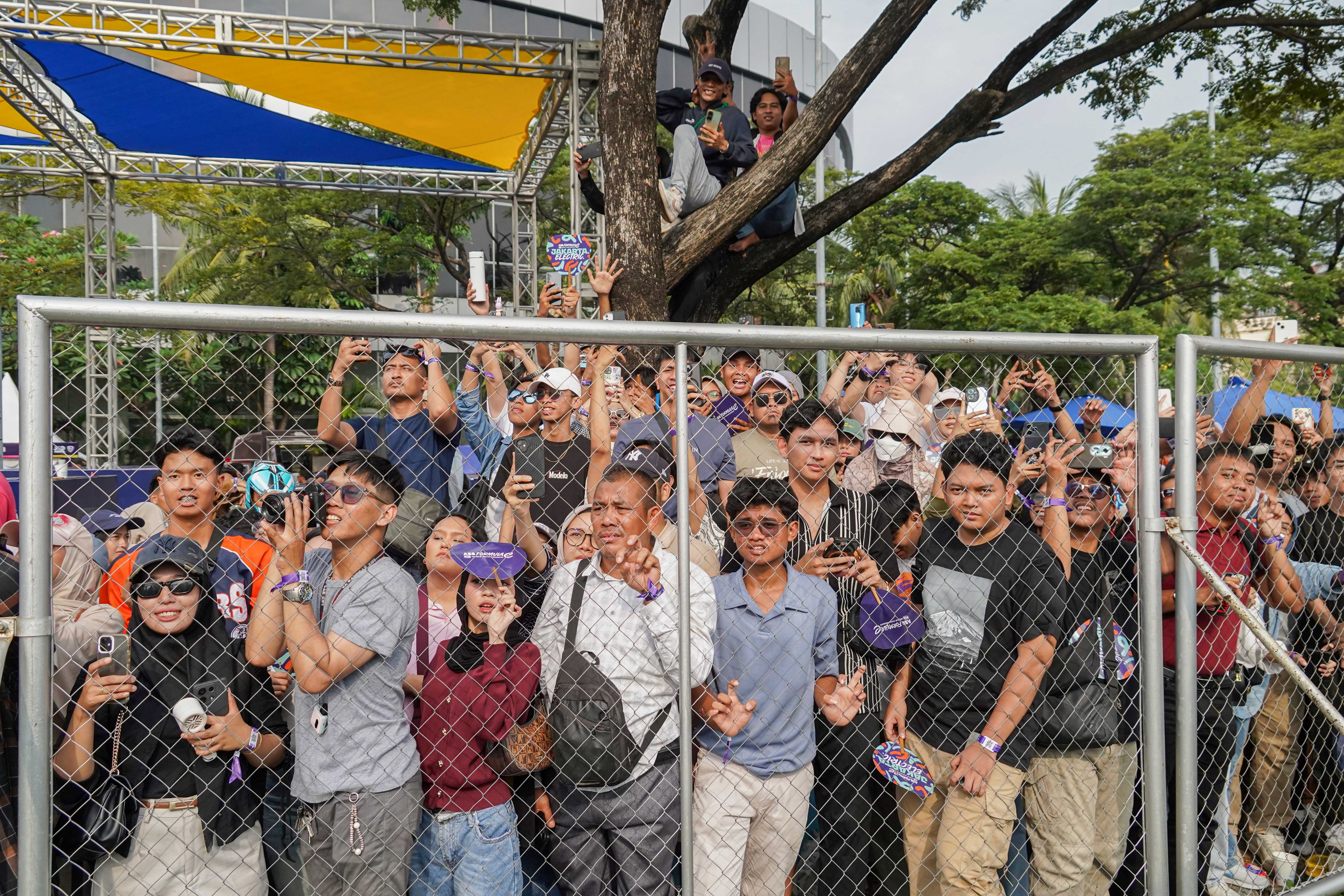 Sejumlah pengunjung Ancol menyaksikan balapan Formula E World Championship 2025 seri ke-12 dari luar pagar di sekitar kawasan Jakarta International E-Prix Circuit (JIEC), Sabtu (21/6/2025). Balapan mobil listrik tersebut dimenangkan oleh pembalap tim Cupra Kiro Dan Ticktum dengan catatan waktu 48 menit 33,418 detik, diikuti pembalap tim Mahindra Edoardo Mortara di posisi kedua dan pembalap tim Andretti Nico Mueller di posisi ketiga.\r\n