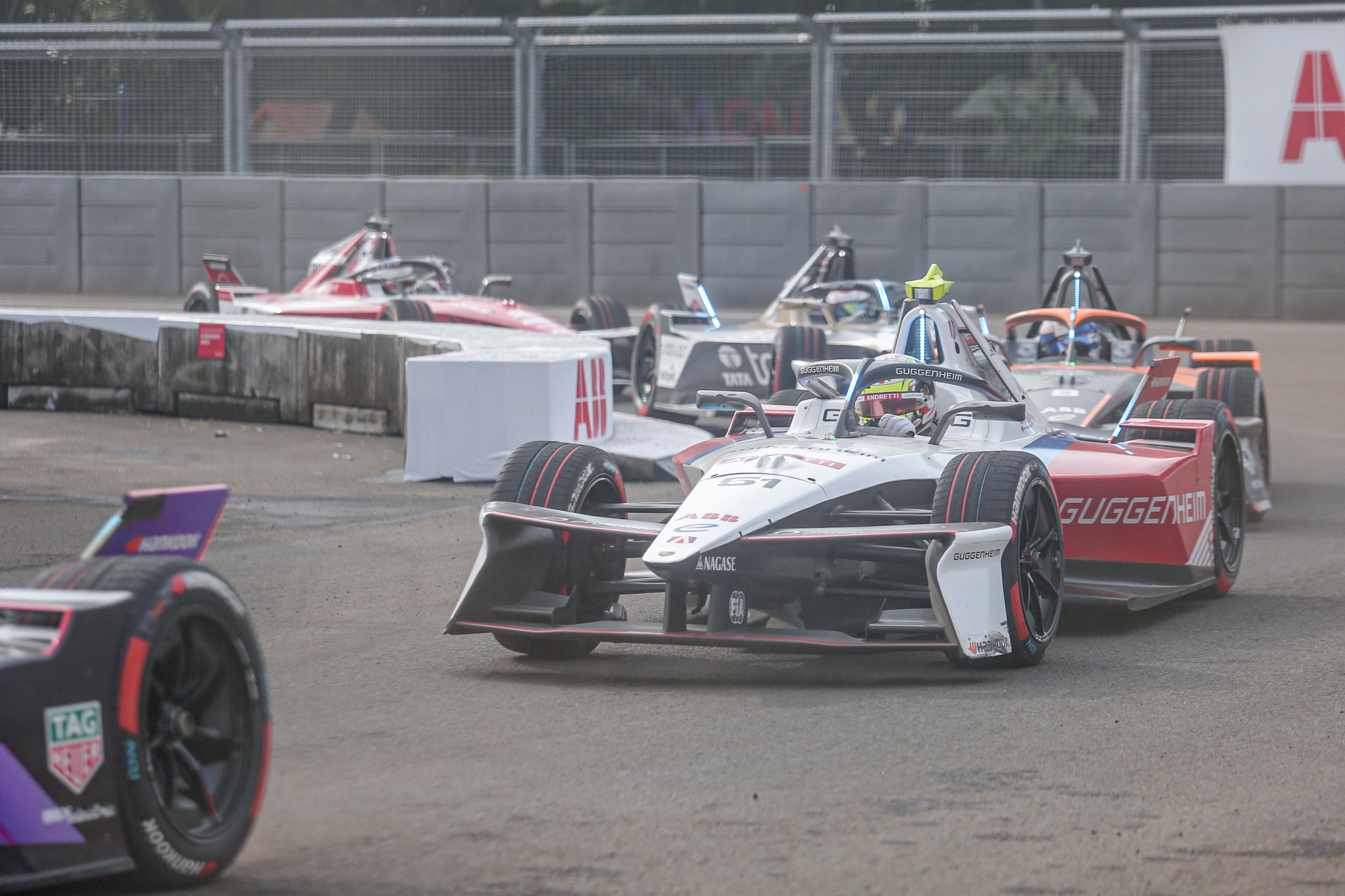 Pembalap tim Andretti Nico Mueller melaju saat balapan Formula E World Championship 2025 seri ke-12 di Jakarta International E-Prix Circuit (JIEC), Sabtu (21/6/2025). Balapan mobil listrik tersebut dimenangkan oleh pembalap tim Cupra Kiro Dan Ticktum dengan catatan waktu 48 menit 33,418 detik, diikuti pembalap tim Mahindra Edoardo Mortara di posisi kedua dan pembalap tim Andretti Nico Mueller di posisi ketiga.