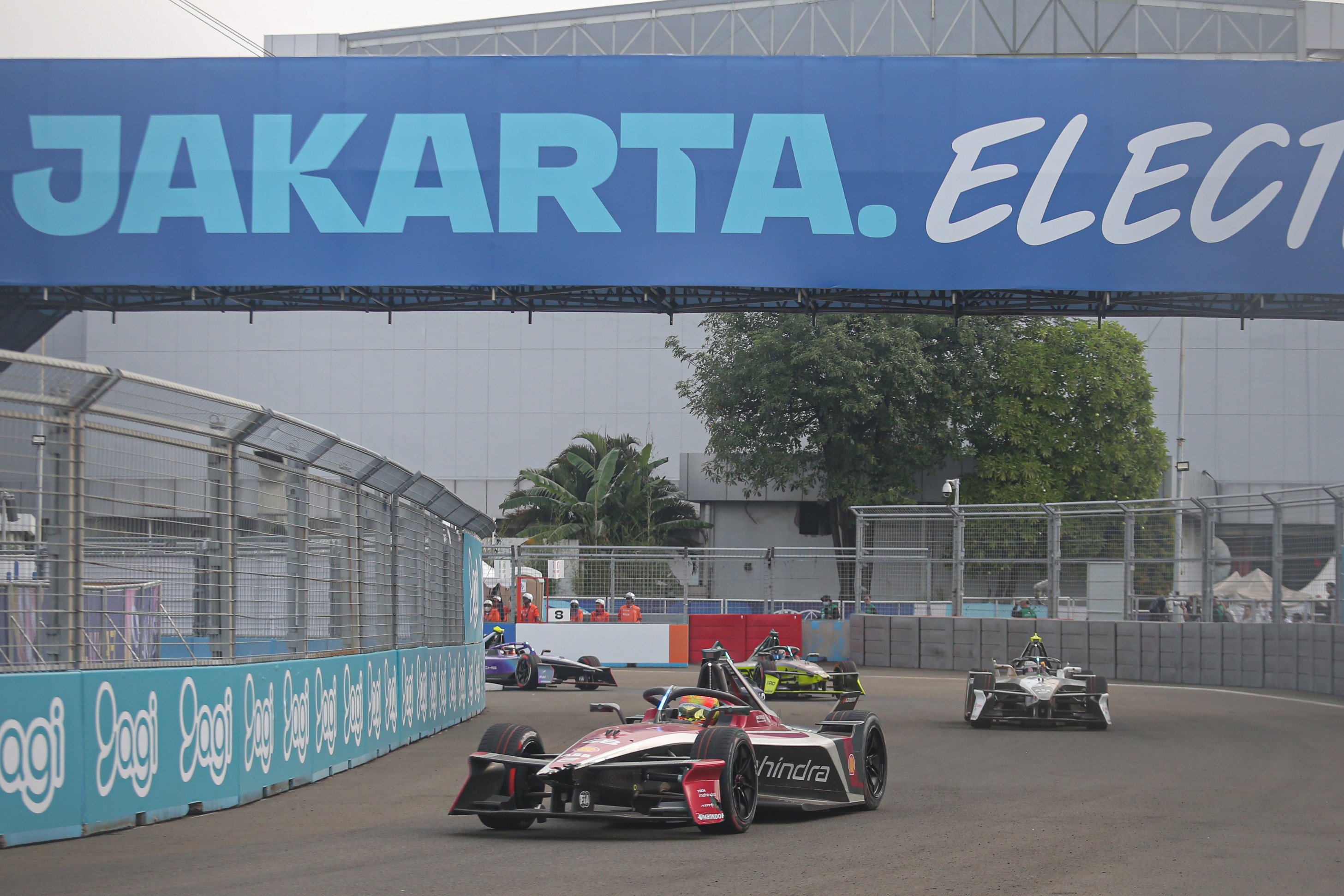 Pembalap tim Mahindra Edoardo Mortara (depan) melaju saat balapan Formula E World Championship 2025 seri ke-12 di Jakarta International E-Prix Circuit (JIEC), Sabtu (21/6/2025). Balapan mobil listrik tersebut dimenangkan oleh pembalap tim Cupra Kiro Dan Ticktum dengan catatan waktu 48 menit 33,418 detik, diikuti pembalap tim Mahindra Edoardo Mortara di posisi kedua dan pembalap tim Andretti Nico Mueller di posisi ketiga.