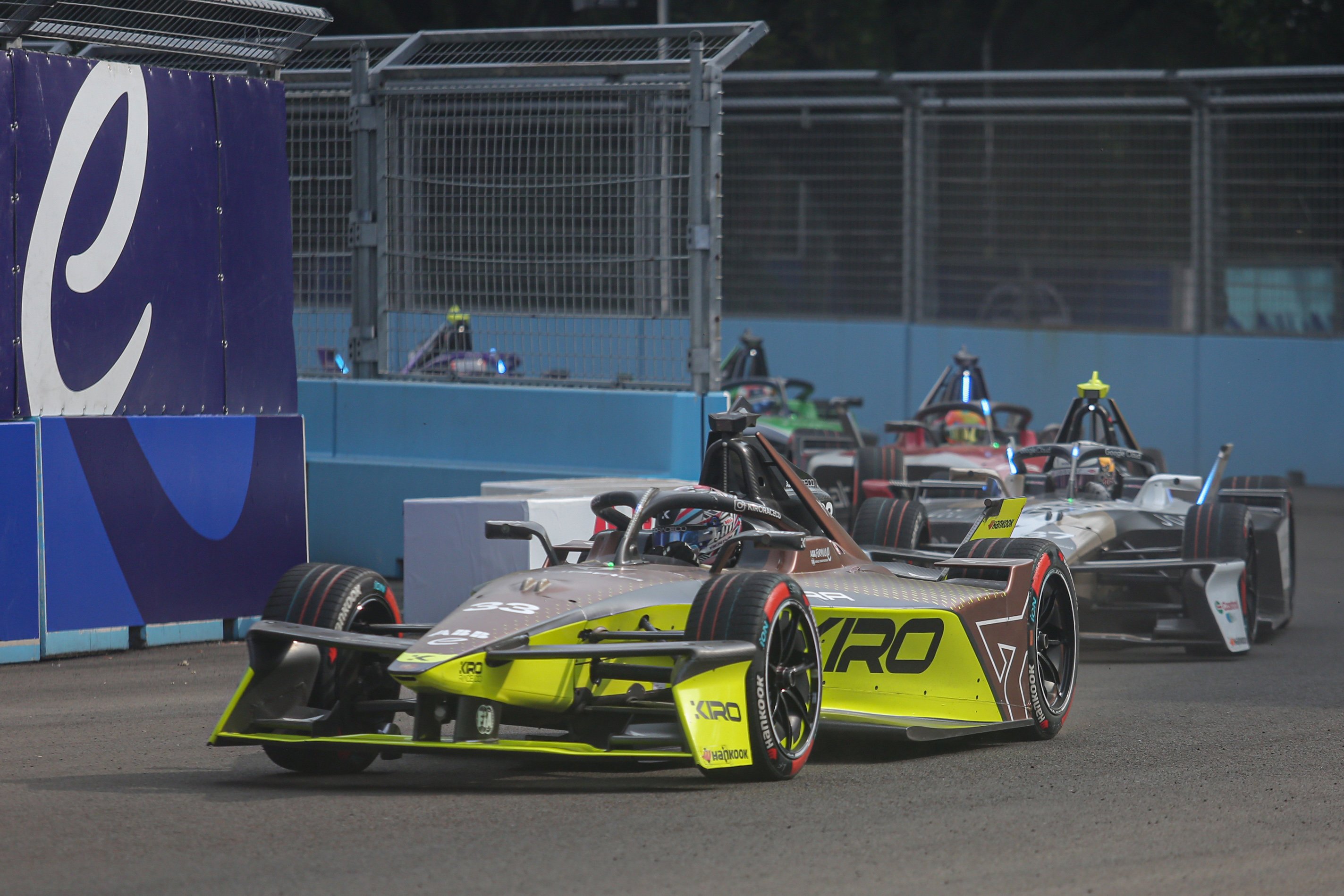 Pembalap tim Cupra Kiro Dan Ticktum (depan) melaju saat balapan Formula E World Championship 2025 seri ke-12 di Jakarta International E-Prix Circuit (JIEC), Sabtu (21/6/2025). Balapan mobil listrik tersebut dimenangkan oleh pembalap tim Cupra Kiro Dan Ticktum dengan catatan waktu 48 menit 33,418 detik, diikuti pembalap tim Mahindra Edoardo Mortara di posisi kedua dan pembalap tim Andretti Nico Mueller di posisi ketiga.
