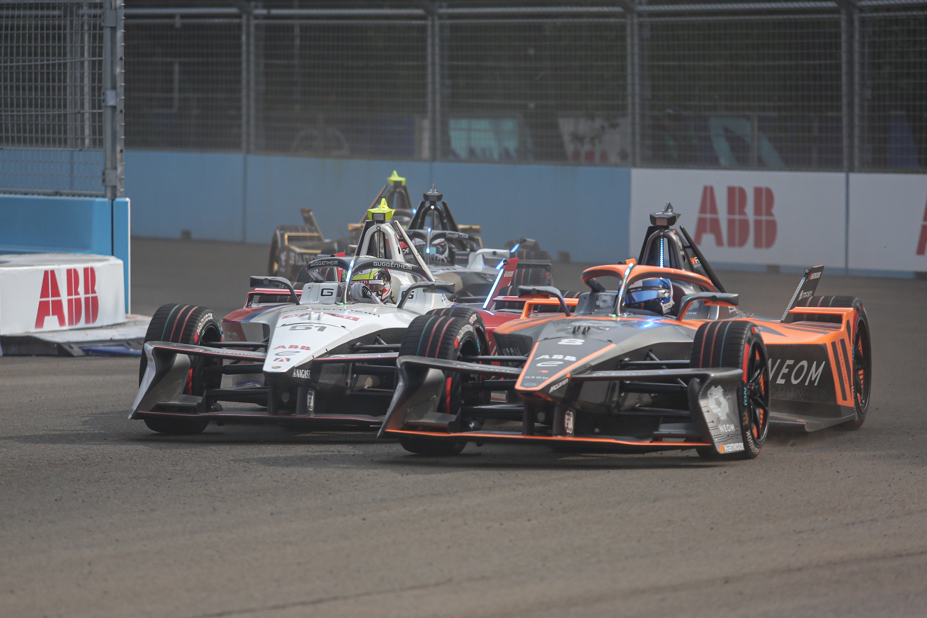 Pembalap tim Neom McLaren Sam Bird (kanan) berduel dengan pembalap tim Andretti Nico Mueller (kiri) saat balapan Formula E World Championship 2025 seri ke-12 di Jakarta International E-Prix Circuit (JIEC), Sabtu (21/6/2025). Balapan mobil listrik tersebut dimenangkan oleh pembalap tim Cupra Kiro Dan Ticktum dengan catatan waktu 48 menit 33,418 detik, diikuti pembalap tim Mahindra Edoardo Mortara di posisi kedua dan pembalap tim Andretti Nico Mueller di posisi ketiga.