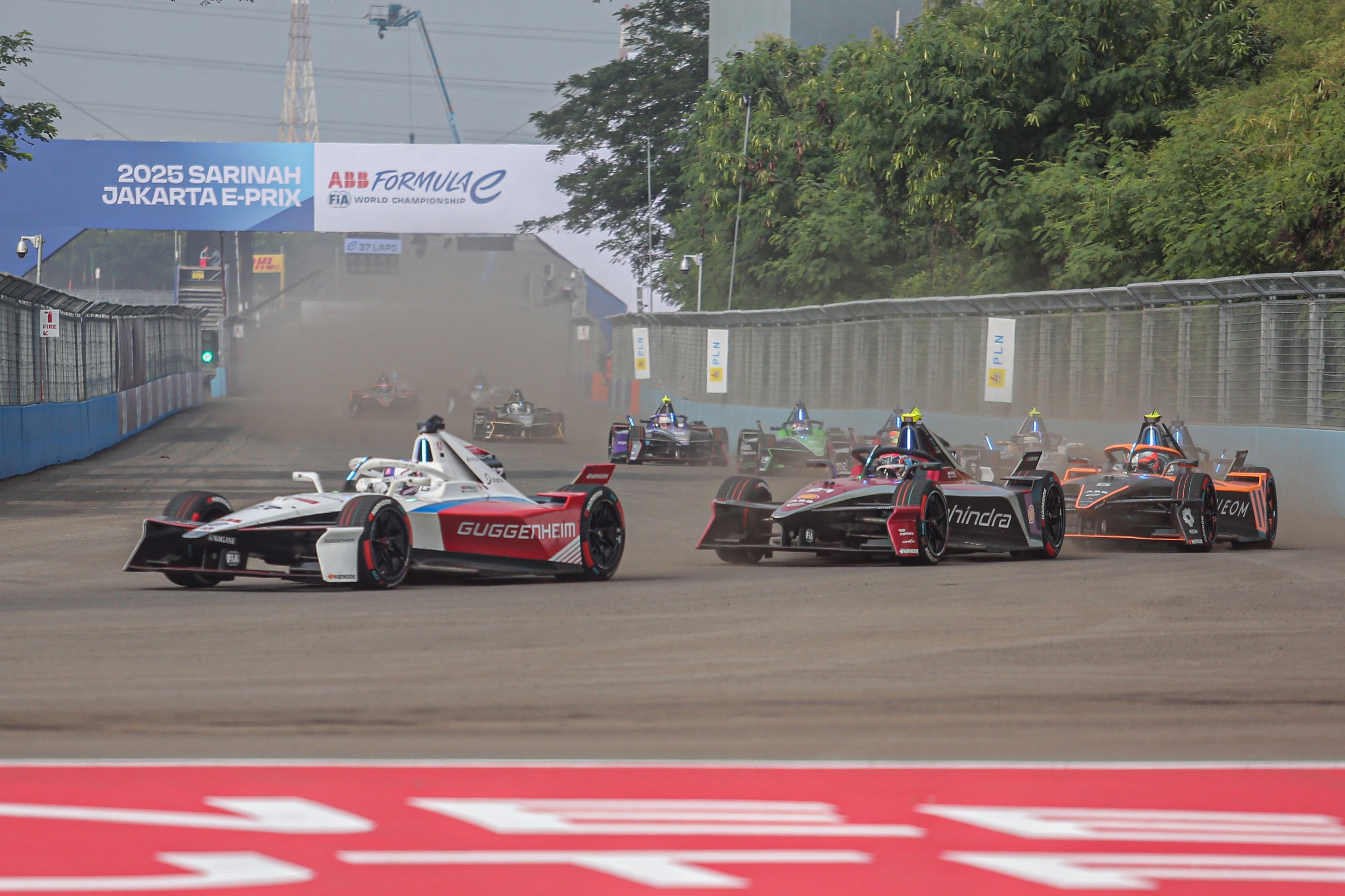 Sejumlah pembalap melaju saat balapan Formula E World Championship 2025 seri ke-12 di Jakarta International E-Prix Circuit (JIEC), Sabtu (21/6/2025). Balapan mobil listrik tersebut dimenangkan oleh pembalap tim Cupra Kiro Dan Ticktum dengan catatan waktu 48 menit 33,418 detik, diikuti pembalap tim Mahindra Edoardo Mortara di posisi kedua dan pembalap tim Andretti Nico Mueller di posisi ketiga.
