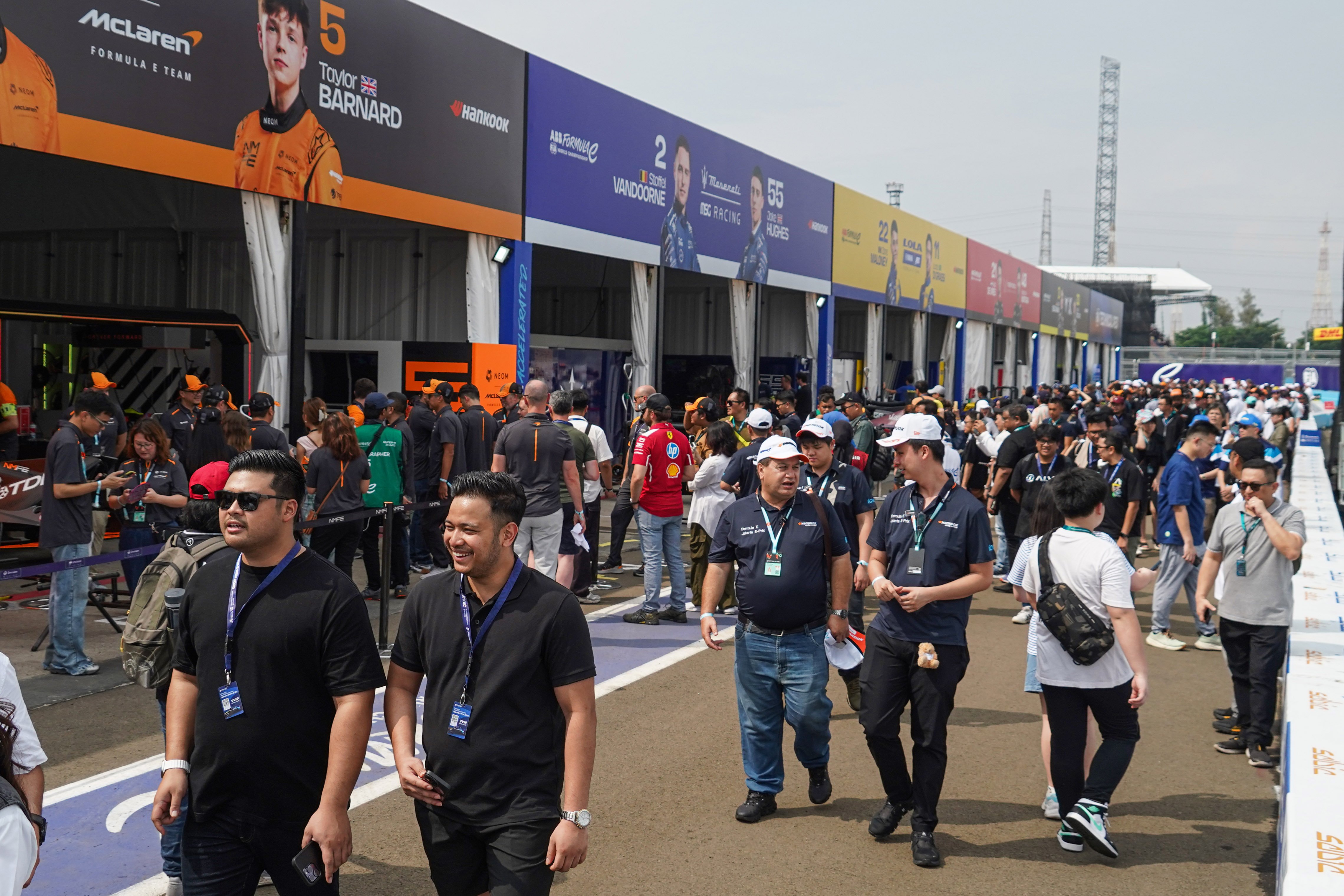 Penonton berjalan di area pit lane sebelum dimulainya balapan Formula E World Championship 2025 seri ke-12 di Jakarta International E-Prix Circuit (JIEC), Sabtu (21/6/2025). Ajang balap mobil listrik yang digelar di lintasan sepanjang 2,37 kilometer ini diikuti oleh 22 pembalap dari 11 tim. 