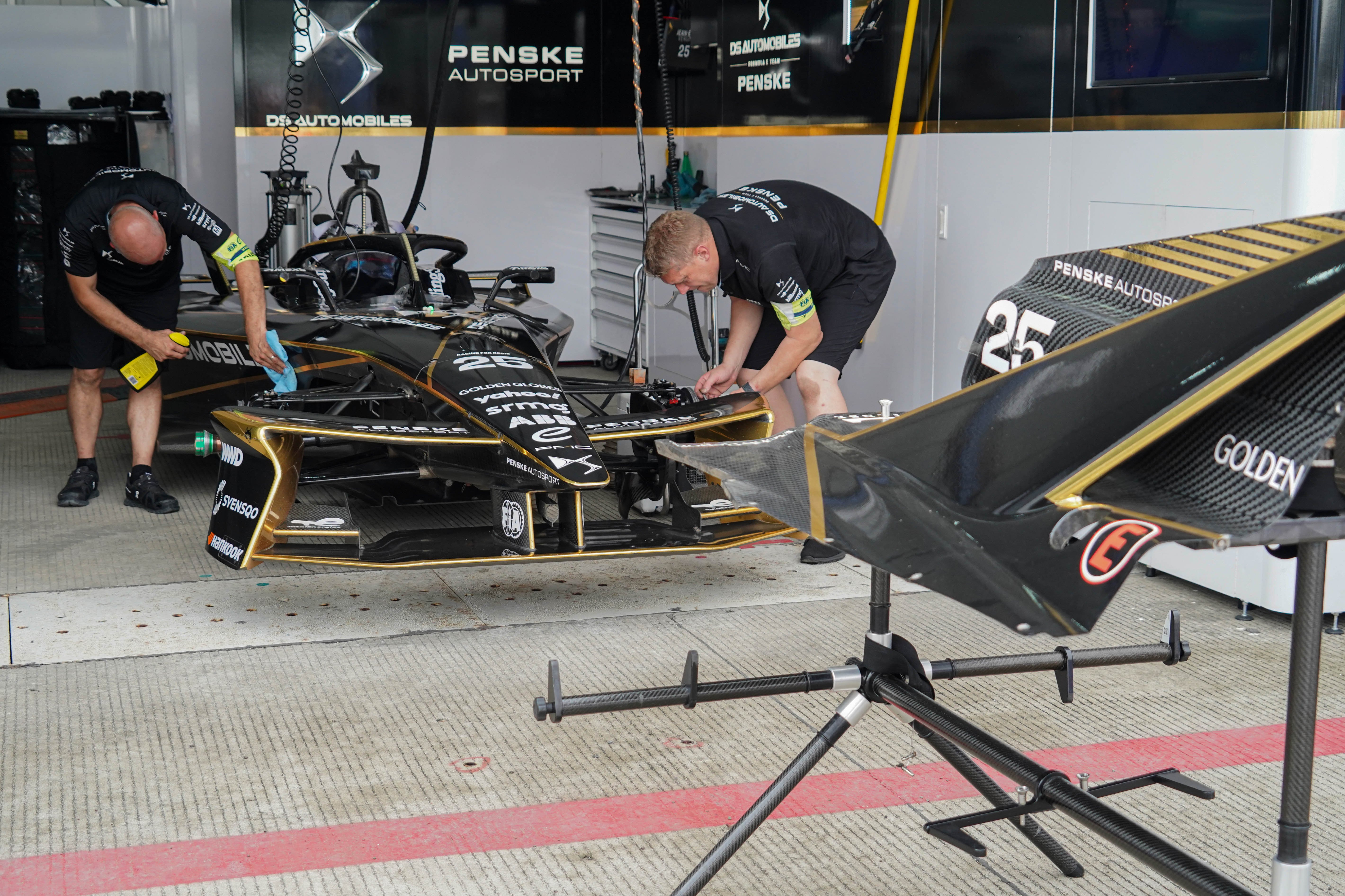 Teknisi tim DS Panske menyiapkan mobil balap listrik untuk pembalap Jean Eric Vergne sebelum dimulainya balapan Formula E World Championship 2025 seri ke-12 di Jakarta International E-Prix Circuit (JIEC), Sabtu (21/6/2025). Ajang balap mobil listrik yang digelar di lintasan sepanjang 2,37 kilometer ini diikuti oleh 22 pembalap dari 11 tim. 