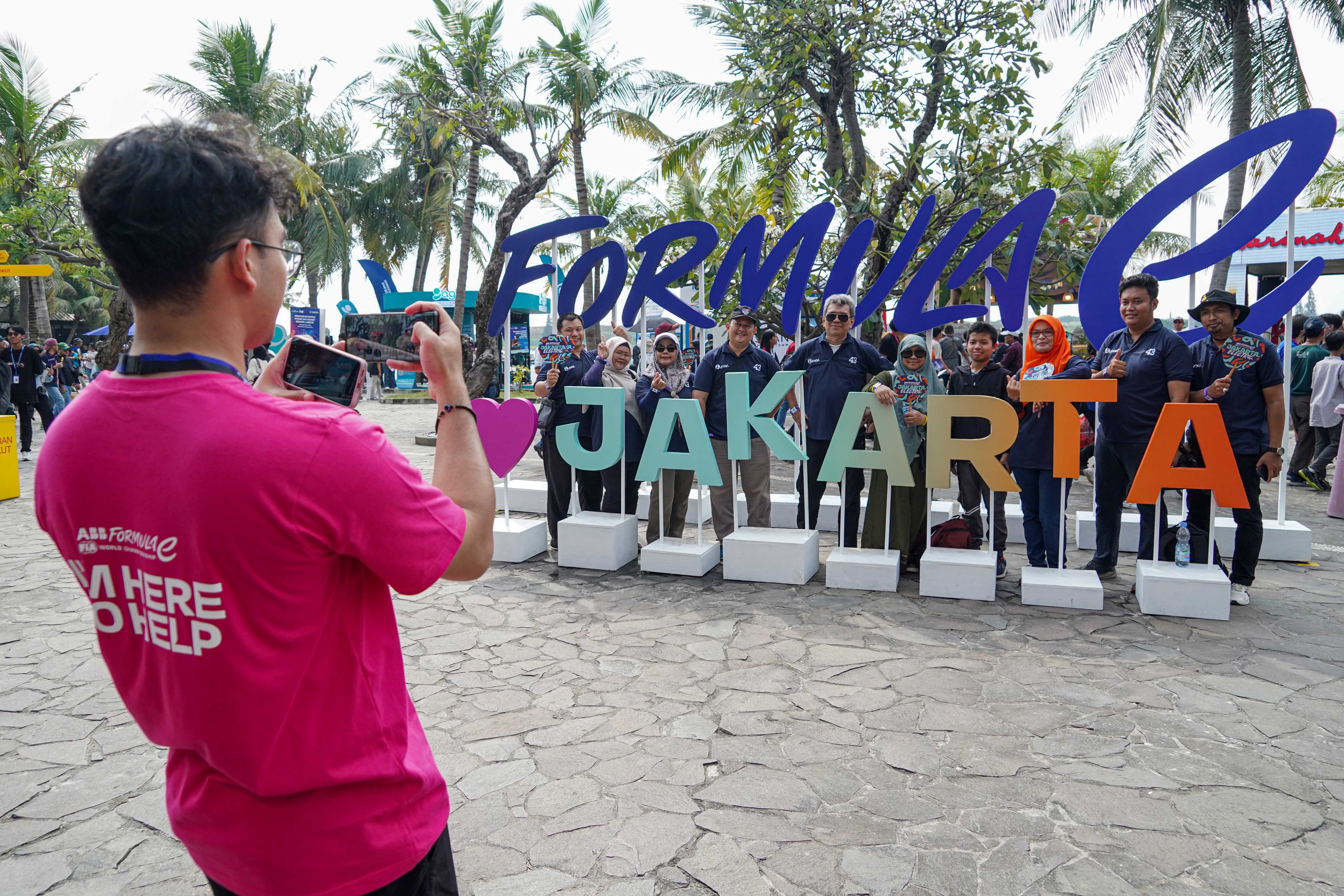 Penonton berfoto bersama sebelum menyaksikan balapan Formula E World Championship 2025 seri ke-12 di Jakarta International E-Prix Circuit (JIEC), Sabtu (21/6/2025). Ajang balap mobil listrik yang digelar di lintasan sepanjang 2,37 kilometer ini diikuti oleh 22 pembalap dari 11 tim. 