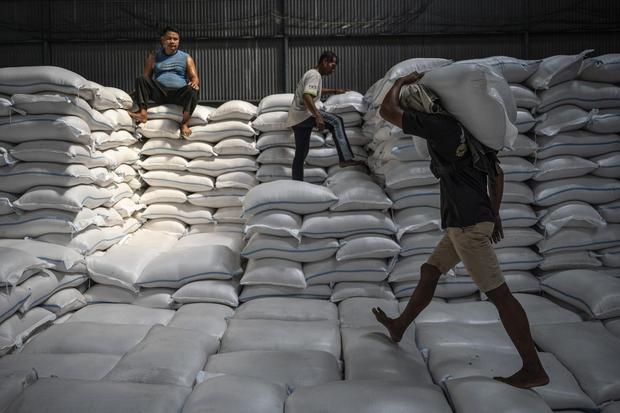Pekerja mengangkut beras di Gudang Bulog Tambak Aji, Semarang, Jawa Tengah, Senin (23/6/2025). Badan Pangan Nasional (Bapanas) mencatat per 20 Juni 2025 stok Cadangan Beras Pemerintah (CBP) yang disimpan Perum Bulog mencapai 4,15 juta ton beras.